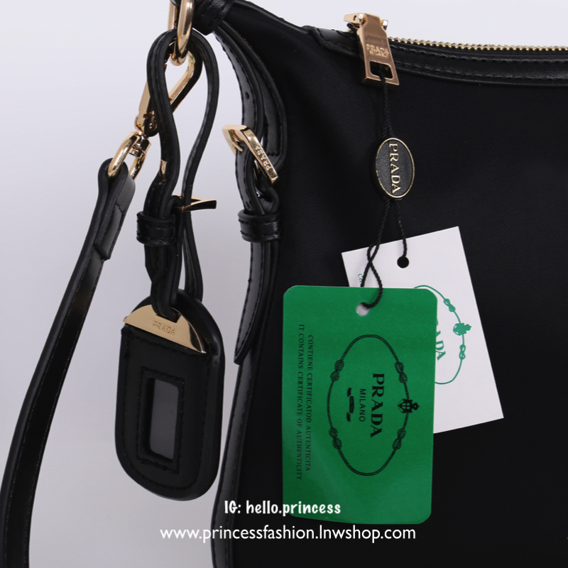 Prada Tessuto Saffiano Nylon and Leather Crossbody Messenger Bag กระเป๋าสะพาย ทรงสวย ดูโดดเด่น จากแบรนด์ Prada แท้ 100% ทำจากวัสดุผ้าไนล่อน เนื้อหนา คุณภาพดี อะไหล่ทอง สวยหรูดูแพง ซับในพิมพ์ลายแบรนด์สวยๆ ตามแบบฉบับแบรนด์ ใส่ IPad, เครื่องสำอางค์, กระเป๋าส