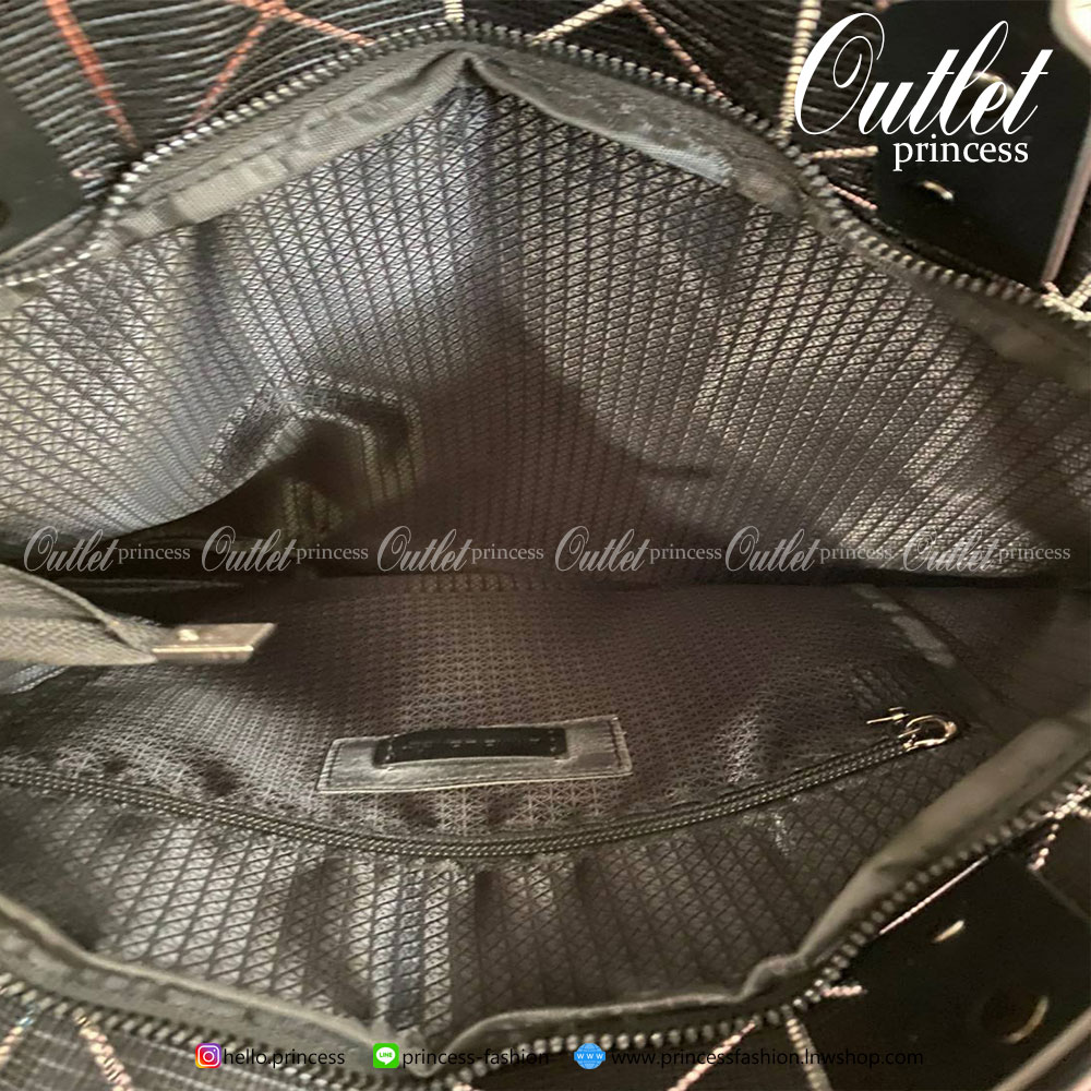 ทรงสุดฮิตจากแบรนด์ David Jones รุ่น Candy color ใบนี้ มาพร้อมกับน้องกระต่าย DV ขนฟู นิ่มๆ สีเข้า set กับกระเป๋าคะ กระเป๋า ทรง Tote ตัวกระเป๋าเย็บติด ด้วยแผ่นอคิลิค ตัดขอบลายวิ้งๆ สุดหรู ดีไซน์เกร๋ จุดเด่นที่ น้ำหนักเบา สามารถ ถือ หรือ สะพายไหล่ได้คะ ใบใหญ