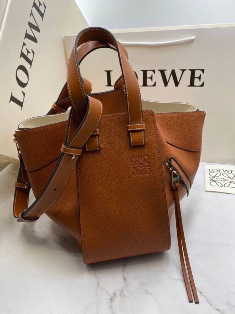 พรีเมี่ยมกิ๊ฟแท้ 100% 】งานหนังแท้ Loewe Hammock Leather Hobo Bag TAN