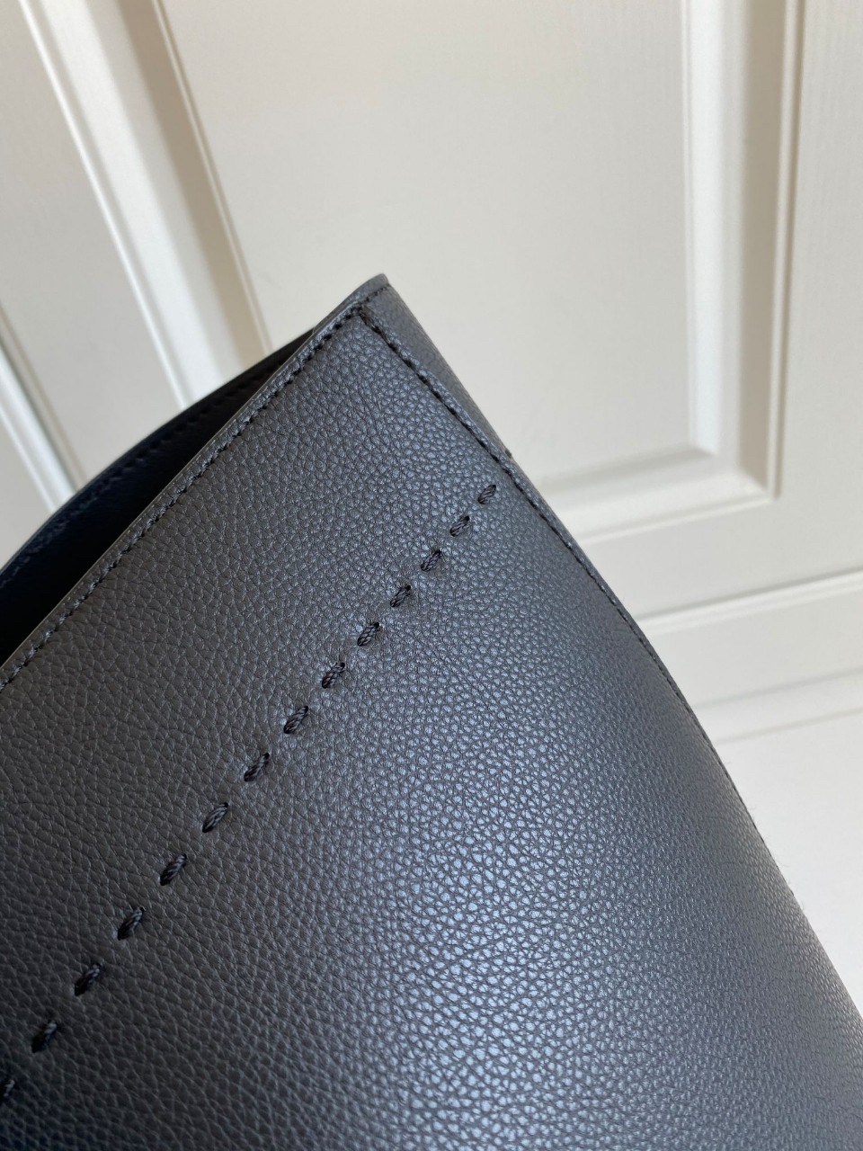 ของแท้ 💯% TORY BURCH MCGRAW LEATHER TOTE BAG กระเป๋าสะพายไหล่ทรงช้อปปิ้งใบใหญ่ สีดำสุดคลาสิค ตัวกระเป๋า วัสดุหนังแท้ ด้านหน้าปั้มทองโลโก้แบรนด์ ภายในช่องหลัก โล่งกว้าง มีช่องใส่ของย่อยอีกช่อง ใส่สมุดโน้ต ไอแพด หรือเสื้อผ้าสัก2-3ชุดได้สบายค่ะ