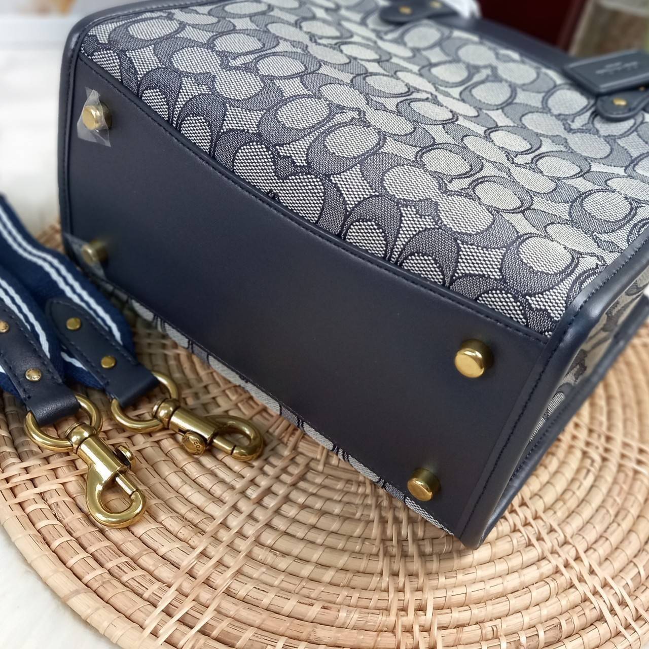 ใบนี้ ช่วยให้ชีวิตง่ายขึ้นเยอะเลย🌈🌺>>COACH FIELD TOTE 22 IN SIGNATURE JACQUARD(COACH C3865) 🍁กระเป๋าถือ สะพาย รุ่น Unisex ใช้ได้ทุกเพศวัย ขนาดเหมาะต่อการใช้งานในแต่ละวันมากๆ //วัสดุ jacquard ลาย signature ตกแต่งดีเทลด้วยหนังแ