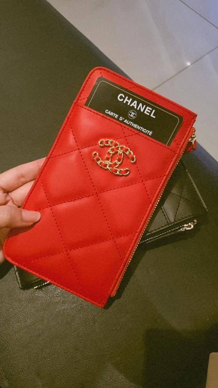 CHANEL LONG WALLET CARD PHONE HOLDER พร้อมส่งครบ 3 สี ❤️🖤🤍 พร้อมส่งที่ไทยค่าา กระเป๋าสตางค์รับทรัพย์ แนะนำรุ่นนี้เลยคะ งานพรีเมี่ยมกิ้ฟท์จากเค้าเตอร์ต่างประเทศ กระเป๋าสตางค์ทรงสวย สะดุดตา หนังสัมผัสลายด้าน จากแบรนด์ 𝗖 Ǖ