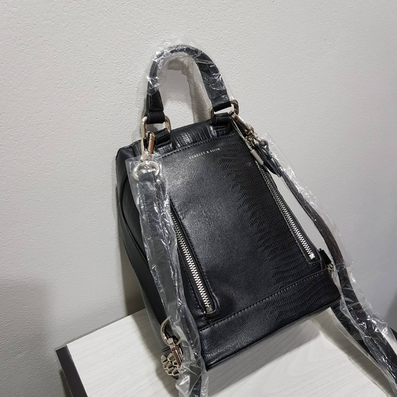 CHARLES & KEITH BACKPACK กระเป๋าเป้สพาย รูปทรงน่ารัก แต่งหมุดให้ look เท่ห์ในตัว ใส่ของได้เยอะ มีซิปเปิดปิดทั้งสองข้าง และกระดุมแม่เหล็ก สวยหรูน่าใช้มากค่ะ