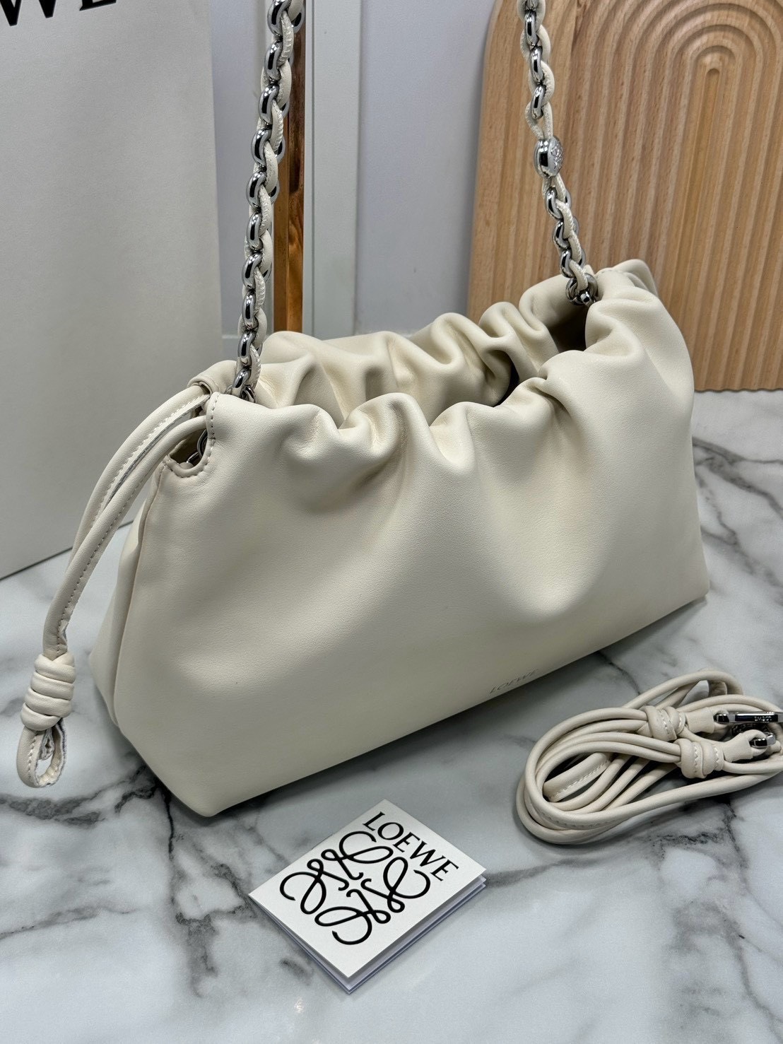 ORI หนังแท้ | Medium Loewe Flamenco purse in mellow nappa leather 30cm กระเป๋าสะพายทรงคลัช เรียบหรูดูแพง เรียบง่ายใช้งานสะดวก หนังแนปป้าให้สัมผัสนุ่มสบายผิว มาพร้อมสายสะพายร้อยห่วงหรูหรา