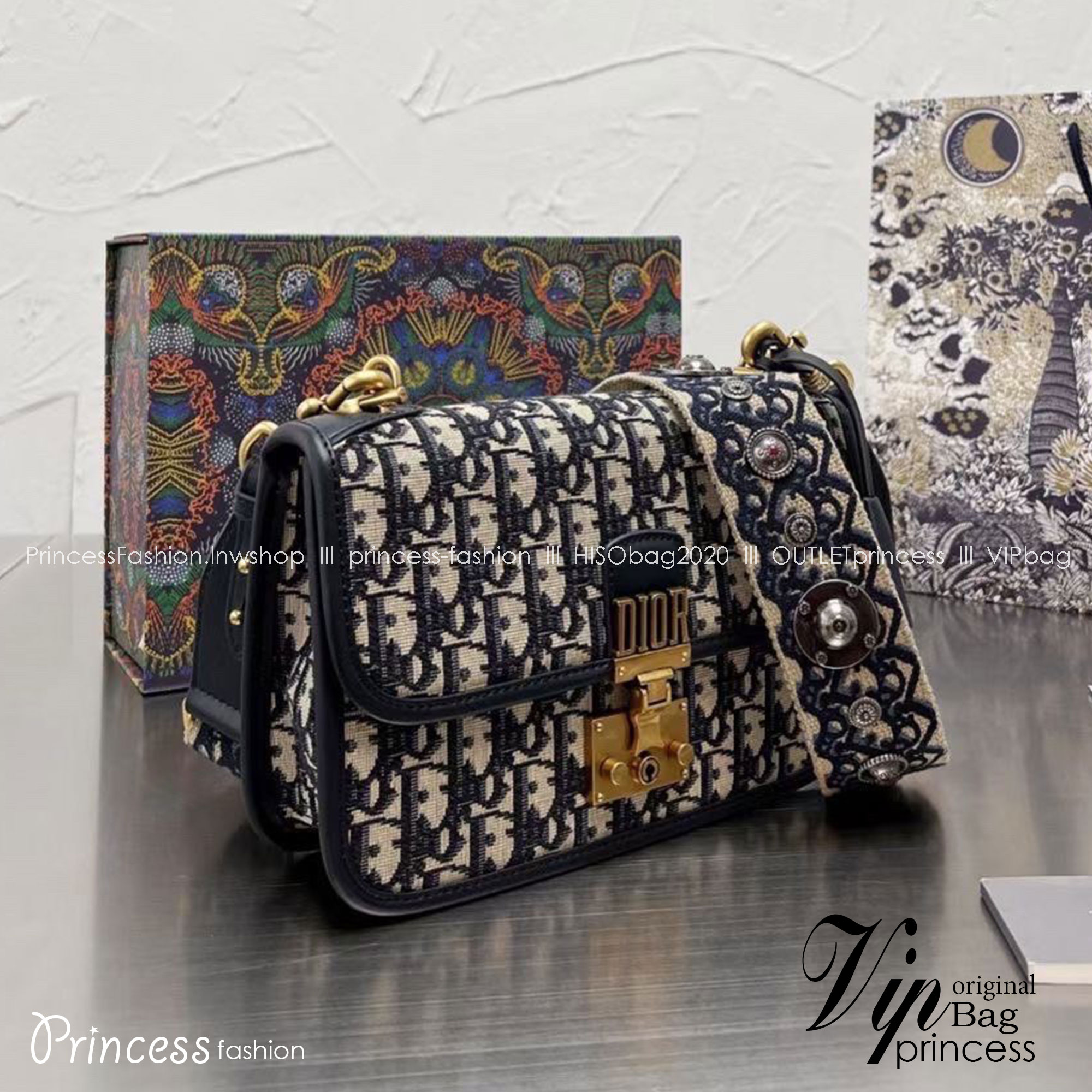 DIOR Oblique Dior Addict Flap Bag / Dioraddict Bag / DIOR BAG พร้อมส่ง กระเป๋าสะพายดีไซน์คลาสสิค สวยผู้ดี โดดเด่นด้วยโลโก้และอะไหล่ตัวล็อคสีทอง มาพร้อมสายสะพายสวยคุ้มมากค่ะ