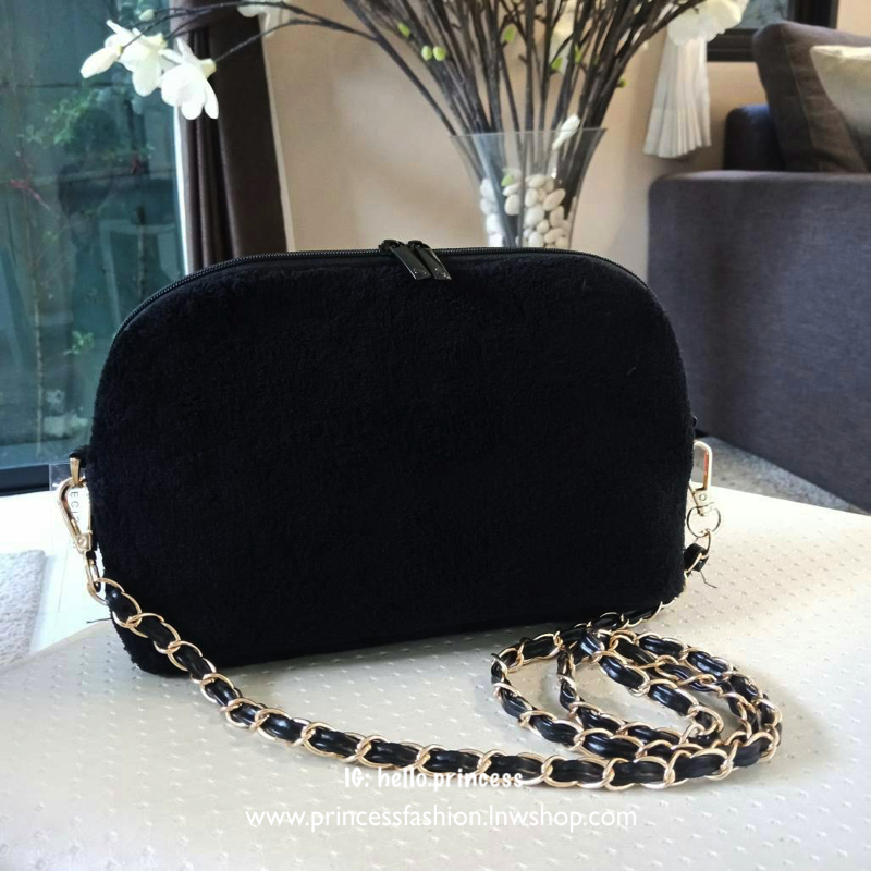 New Arrival!! อีกหนึ่งทรงขายดี กับรุ่นนี้คะ Chanel Precision wolf crossbody bag with chain กระเป๋าทรงโดมผ้าวูฟขนนุ่มเต็มใบ ด้านหน้าปักโลโก้CC หนังแก้วสวยหรู ด้านในเปิดปิดด้วยซิปบุผ้าสีแดงปั้มแบรนด์สวยหรู สายโซ่อะไหล่รมควัน ถอดถือเป็นคลัชต์ออกงานได้! 2IN1 