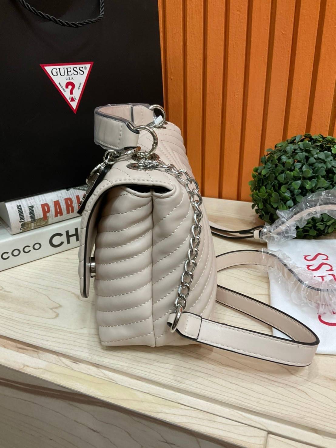 ของแท้ 💯% 】GUESS BLAKELY TOP HANDLE FLAP BAG กระเป๋สะพายรุ่นใหม่ล่าสุด รุ่นยอดนิยมสวยอยู่ทรง วัสดุหนังนิ่ม น้ำหนักเบา มีฐานกว้างตั้งอยู่ทรง ด้านหน้าประดับด้วยโลโก้แบรนด์สวยโดดเด่น