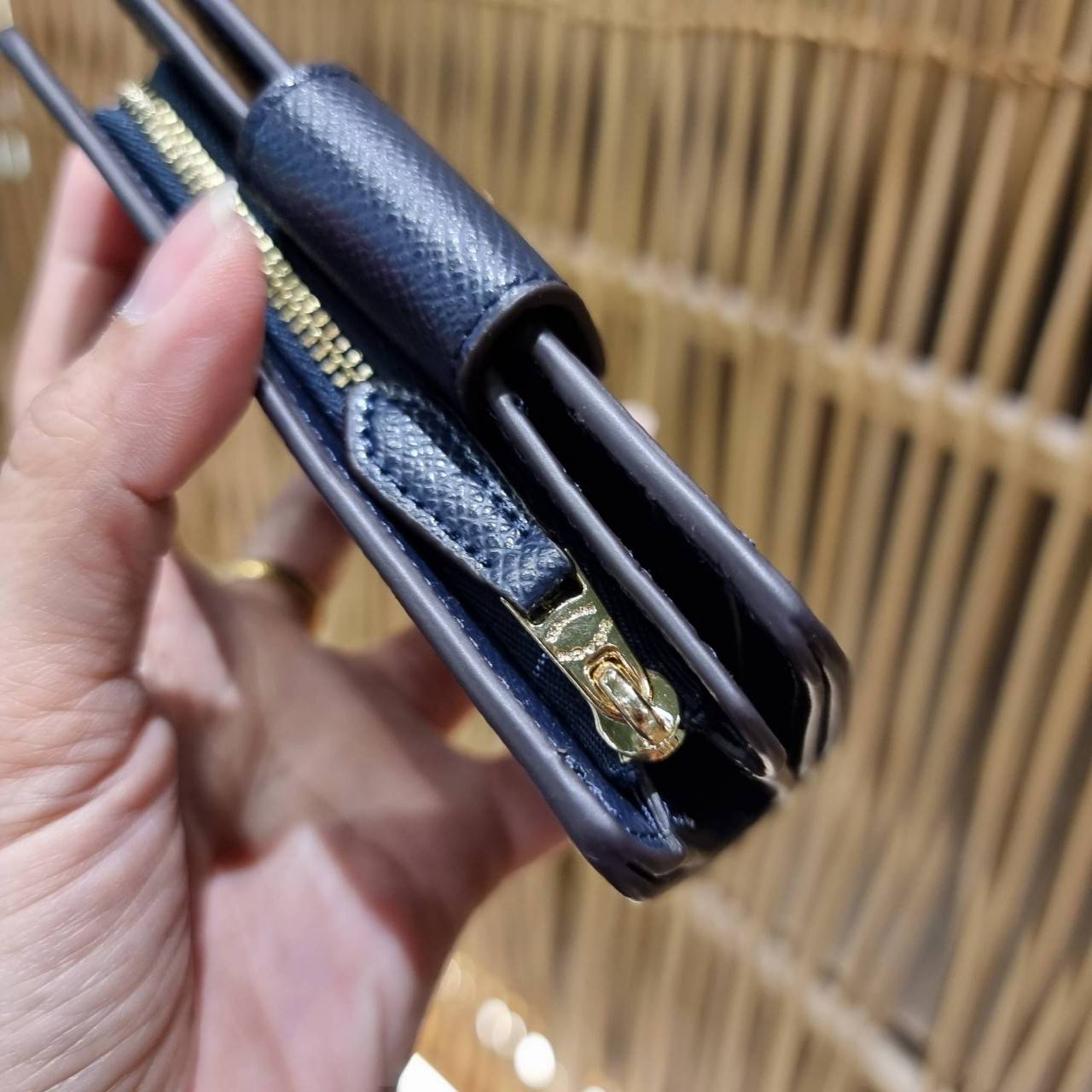 COACH 6390 MEDIUM CORNER ZIP WALLET เดอะเบสท์รุ่นที่สาวๆตามหา!! ดีไซน์ใหม่ สวยสะกด!! กระเป๋าสตางค์ใบกลาง สีคลาสสิค เรียบแต่แฝงความหรู บอกเลยว่ามันละมุนมาก!! ด้วยวัสดุหนัง crossgrain ที่ดูแลรักษาง่าย และยังดูผู้ดี ถือใช้แล้วขับผิวทุกสี ภายในมีช่องใส่บัตรแล