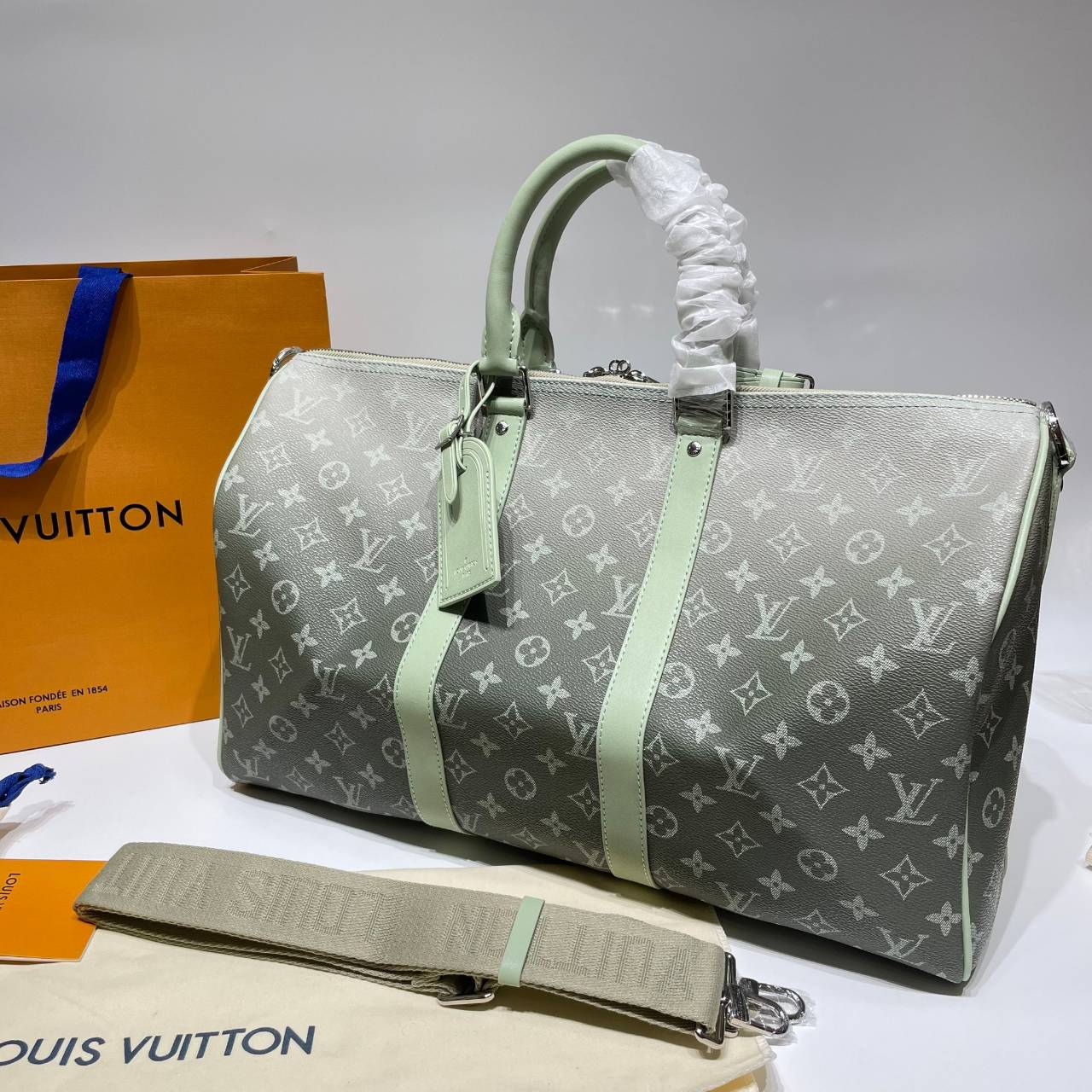 LV Keepall Bandoulière 45 Monogram Gradient Khaki green กระเป๋าเดินทางสุดคลาสสิค สีใหม่สีเขียวกากีไล่สี ได้อย่างลงตัวสวยงาม ไอเท็มที่จะทำให้การเดินทางไม่ธรรมดาอีกต่อไป
