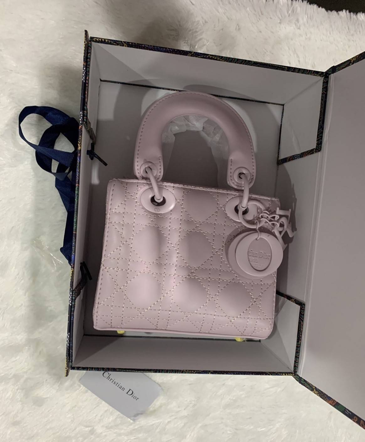 VIP 】MICRO LADY DIOR BAG Cloud ฺBlack & Pink My ABC Cannage Lambskin : VIP GIFT WITH PURCHASE (GWP) พรีเมี่ยมกิ้ฟ Limited Edition จาก DIOR DUTYFREE COUNTER ความสง่างามอีกหนึ่งรุ่นของ Dior รูปทรงสีเหลียม ขนาดกระทัดรัด อะไหล่เข้ากับสีกระเป๋า ตั้งอยู่ทรง ฐาน