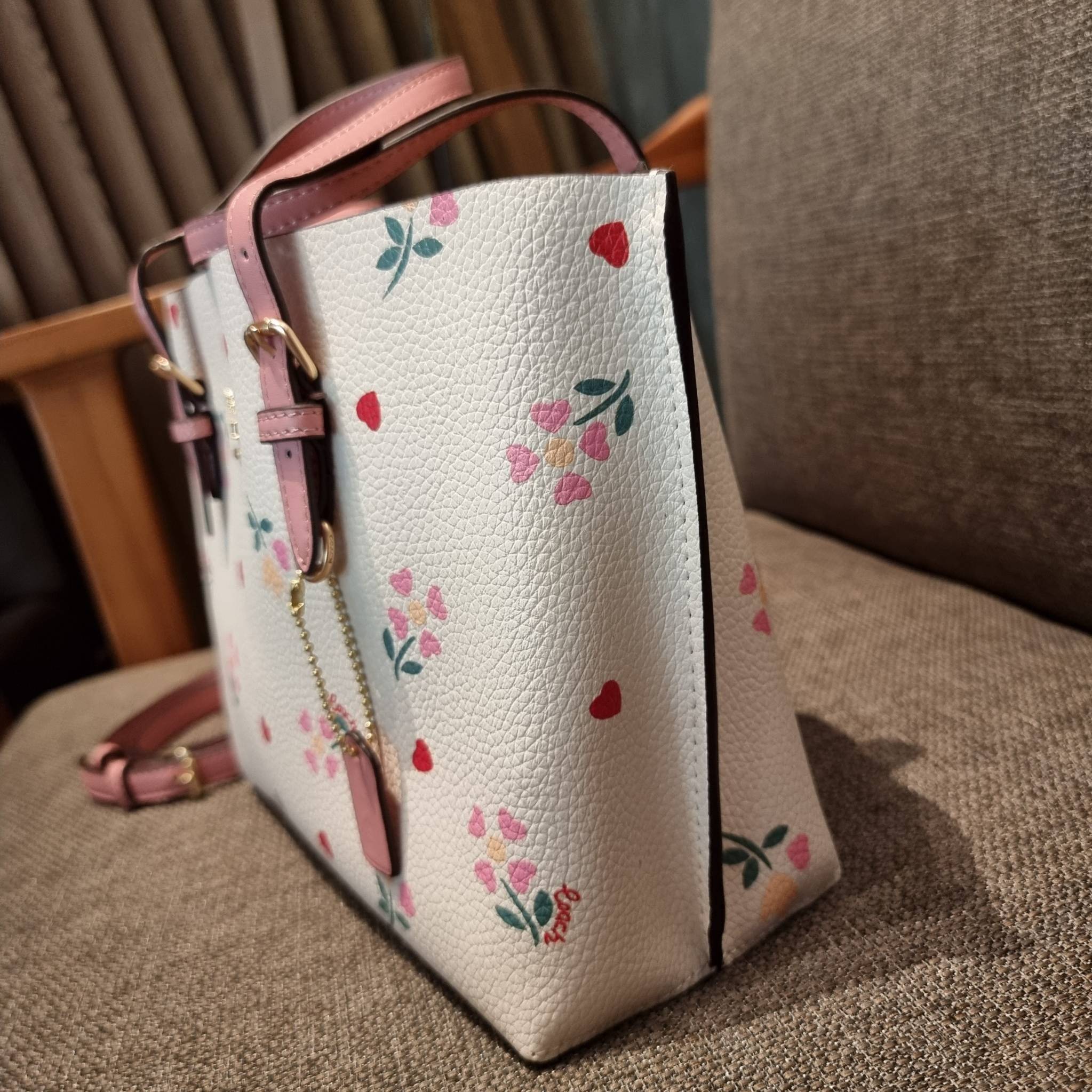 COACH C4084 MOLLIE TOTE 25 WITH HEART FLORAL ดีไซน์ใหม่ล่าสุด กระเป๋าโท้ทไซส์เล็กที่สาวๆต่างก็ต้องปักใจรัก รอบนี้น้องถูกเติมแต่งลวดลายดอกไม้ เพิ่มดีเทลความน่าใช้ไปอีก วัสดุหนัง pepble เรียบหรูดูดีม้าก!! ภายในโล่งกว้าง มีช่องซิปกลางใส่ของได้ ขนาดกำลังดีแบบ