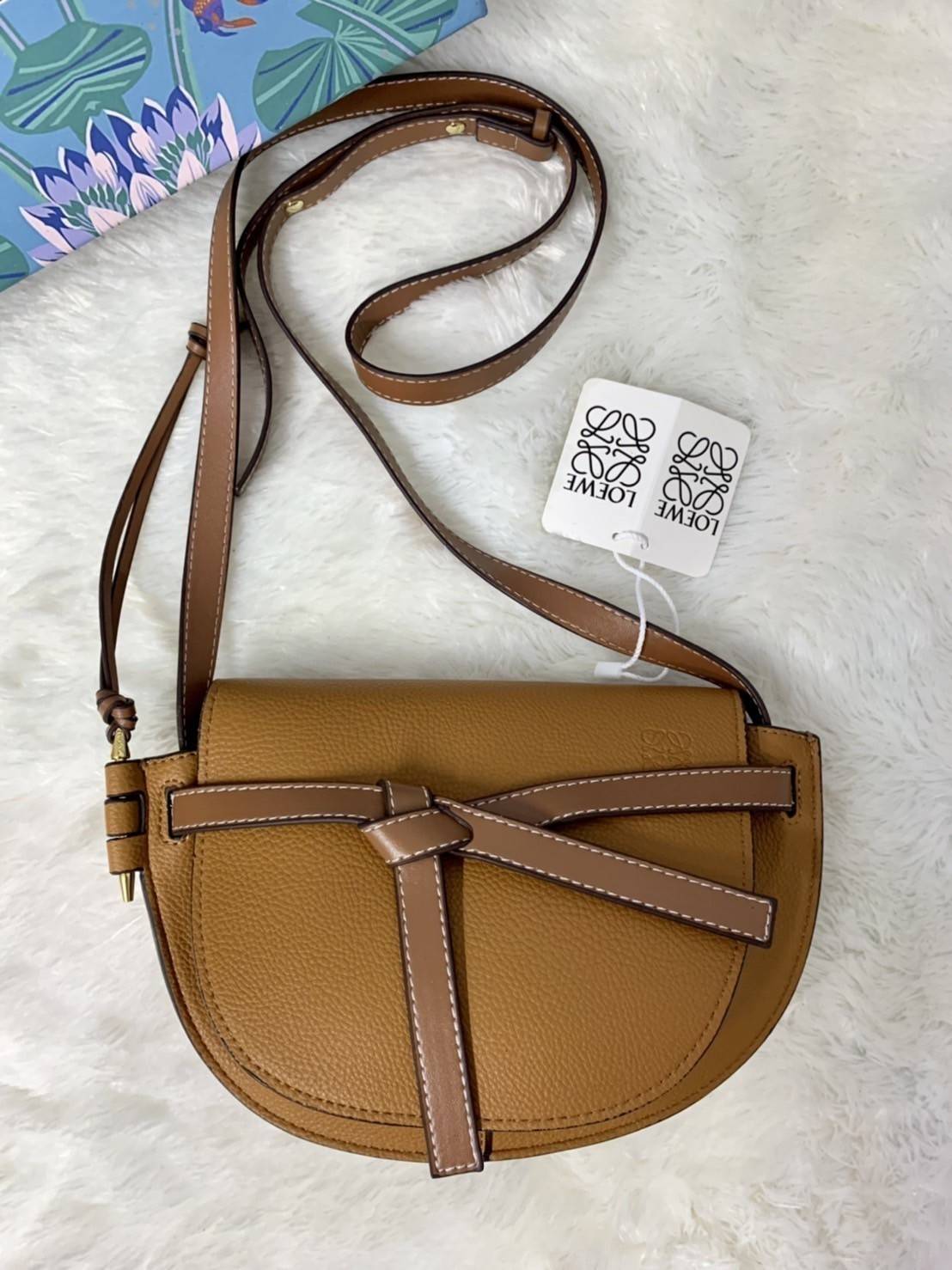 LOEWE Small Leather Gate Crossbody Bag VIP GIFT WITH PURCHASE (GWP) กระเป๋าถือหรือสะพาย Limited จาก LOEWE DUTYFREE COUNTER วัสดุ Canvas & Leather Calfskin หนังแท้ รูปทรงทันสมัย น้ำหนักเบามากค่ะ มาพร้อมสายสะพายยาวสามารถปรับระดับได้ เป็นอีกหนึ่งรุ่นฮิตกันมา