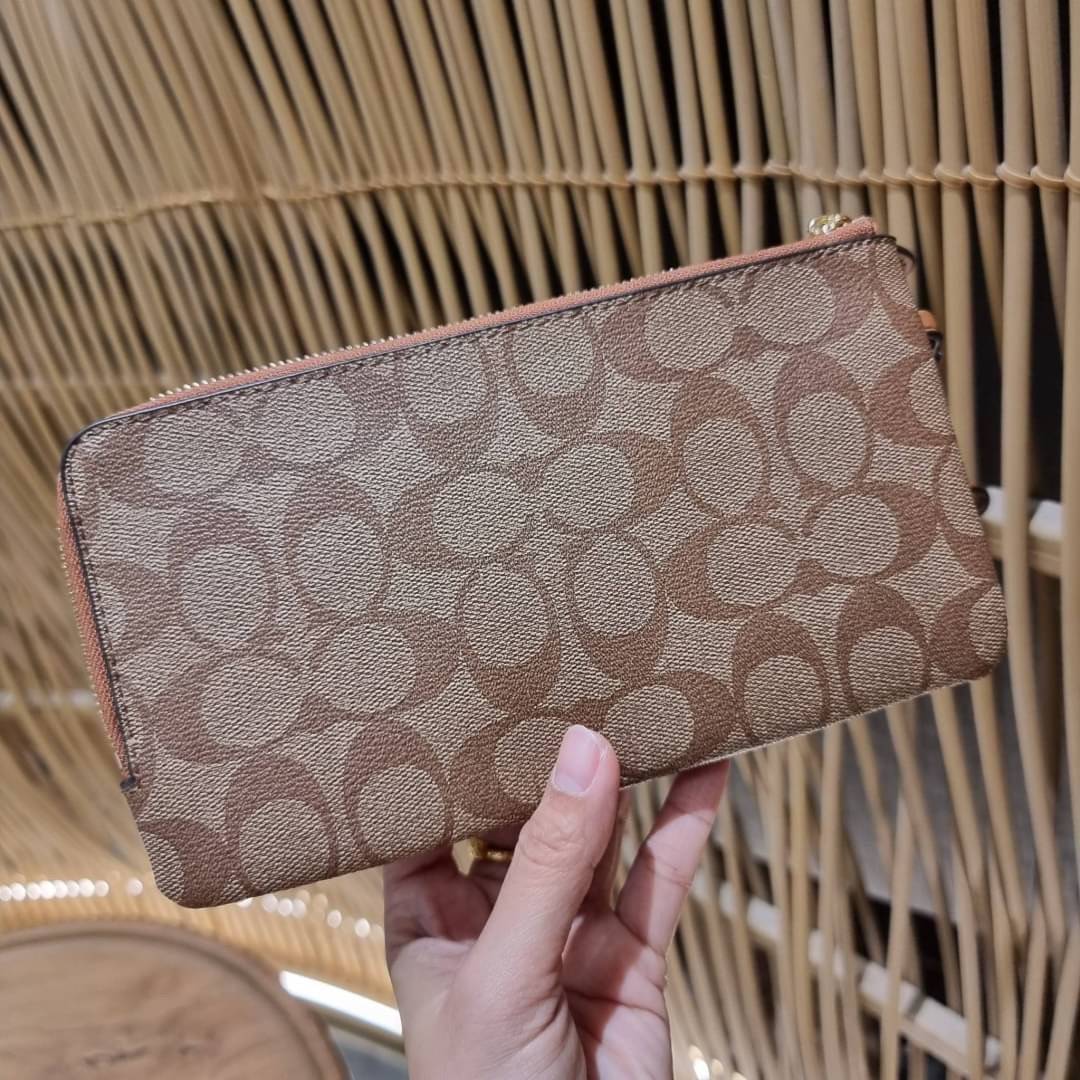 COACH F54057 DOUBLE ZIP WALLET IN SIGNATURE กระเป๋าคล้องมือ size L ใบนี้ใส่มือถือได้ทุกรุ่น ขนาดกำลังดี พกพาสะดวกมากๆ วัสดุหนังสังเคราะห์ ภายในเป็นผ้าสีสวยคม ใส่ธนบัตร ใส่บัตรได้เยอะ ใส่มือถือได้สบายๆทุกรุ่น ตอบโจทย์สาวๆที่ไม่ชอบพกเยอะวุ่นวายจ้า ใบนี้เอาอ