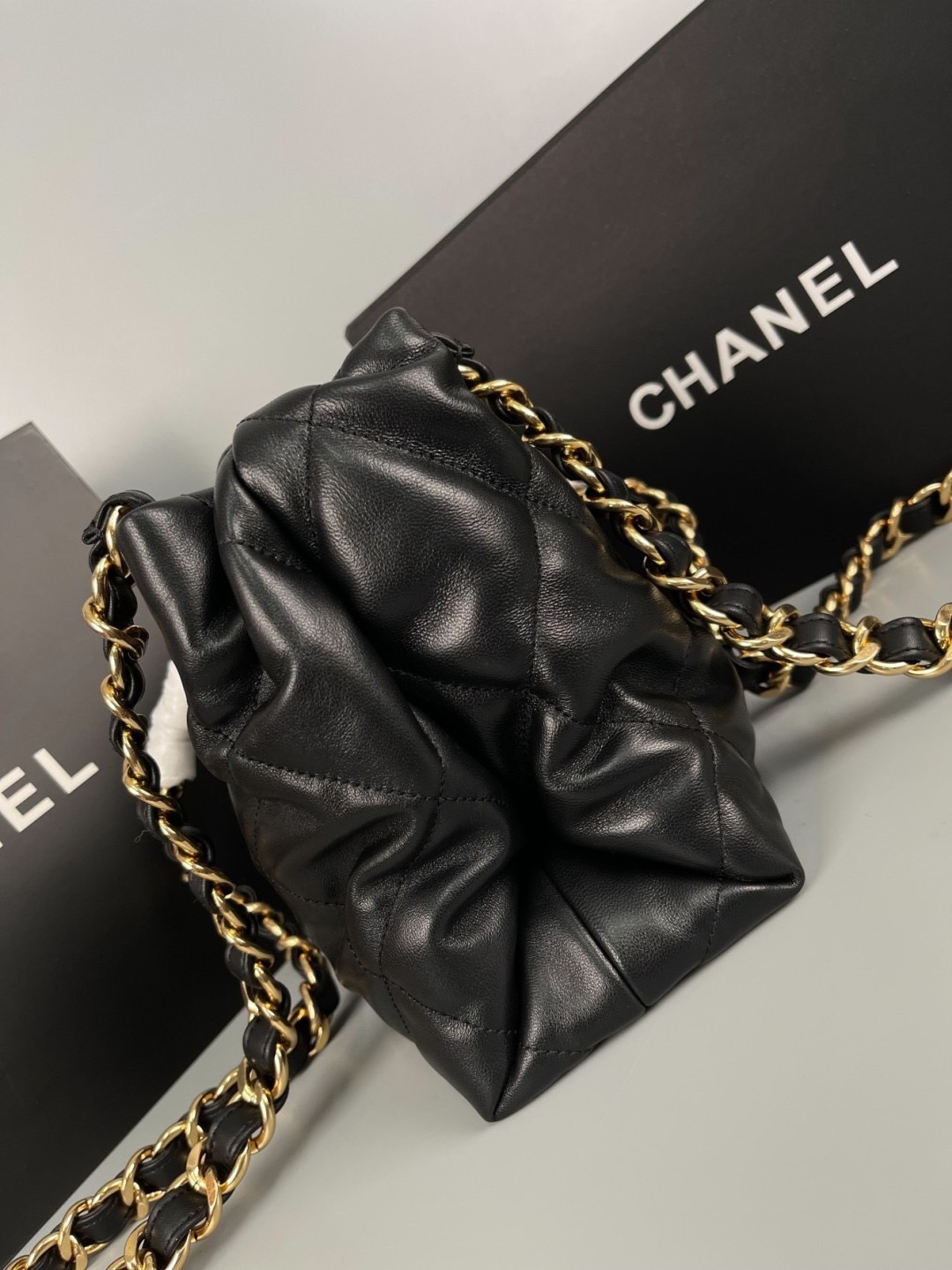 Chanel Black Lambskin Quilted Small Shopping Shoulder Bag / CHANEL SMALL TOTE SHOPPING BAG กระเป๋าสะพายคลาสสิก ดีไซส์เรียบสุดหรู จุของได้เยอะ เกรดวีไอพี 1:1 เกรดดีสุด ผ่านทุก ตม ใช้งานต่างประเทศได้