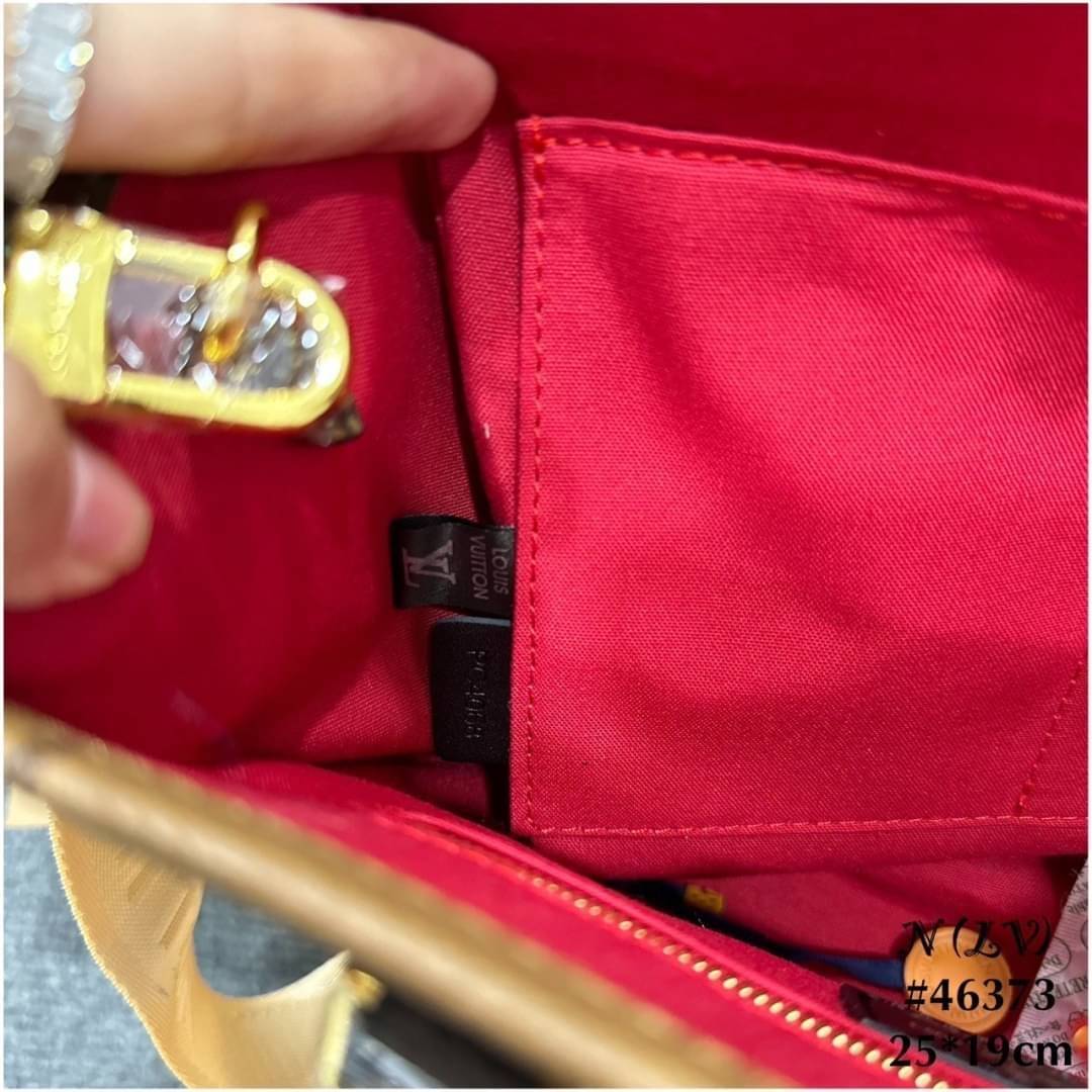 LV OnTheGo PM monogram tote bag กระเป๋าทรงโท้ทที่ใครเห็นต้องเป็นหลงรัก สีทูโทน 2 ด้าน ใช้งานได้ไม่มีเบื่อ ขนาดกำลังสวยคลาสสิค ผู้ดี หรูหราได้ทุกลุค ทุกสไตล์