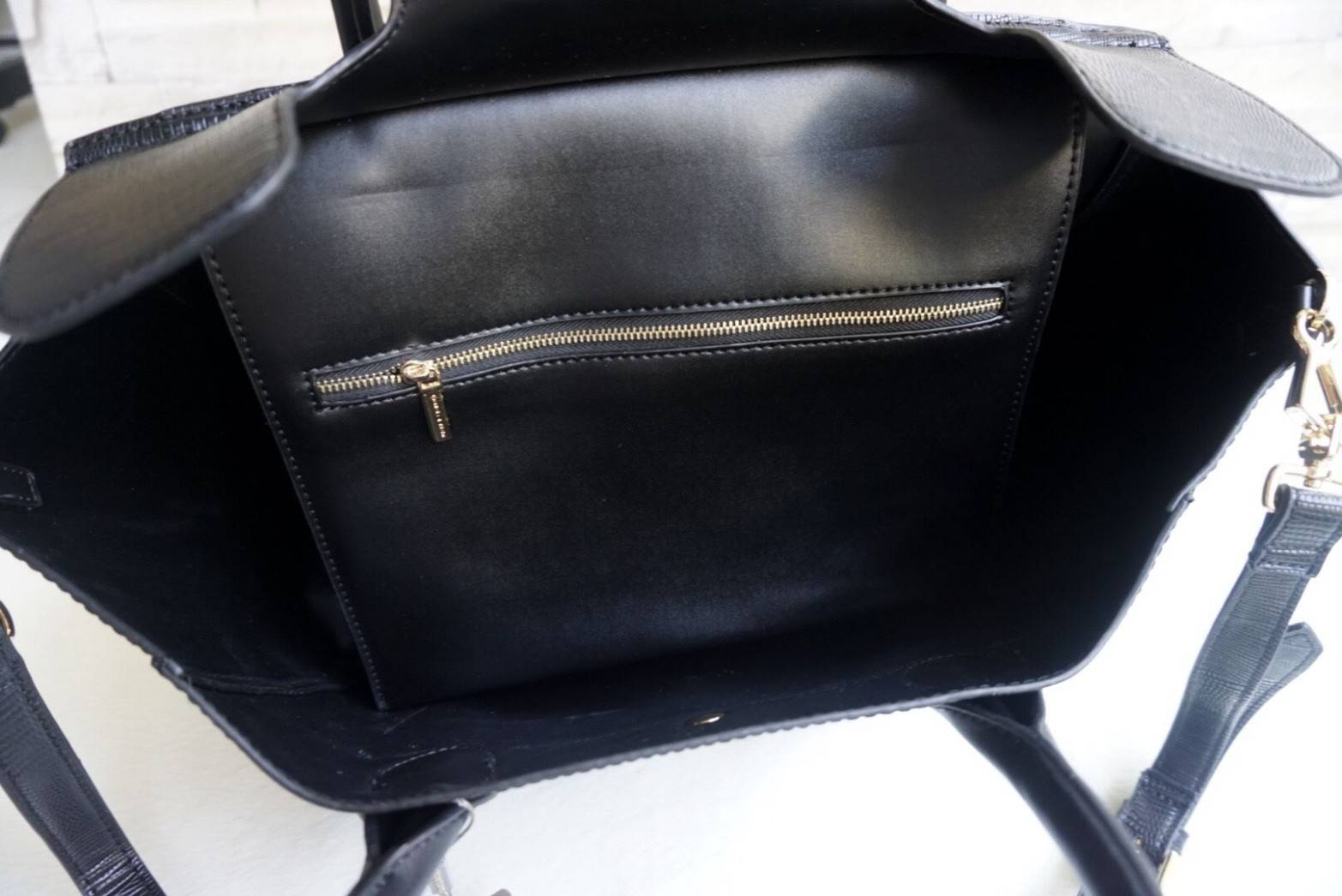CHARLES & KEITH OVERSIZED TOP HANDLE BAG (Black) กระเป๋าถือใบใหญ่หนังเรียบสวยหรู กระเป๋าถือพร้อมสายสะพายไหล่ ปรับสายได้ค่ะ ด้านหน้ามีช่องเก็บของออกแบบเหมือนเข็มขัด เปิดปิดกระเป๋าด้วยกระดุมแม่เหล็ก อะไหล่สีทอง มีหมุดรองฐานกระเป๋า ด้านในมีช่องซิป 1 ช่อง