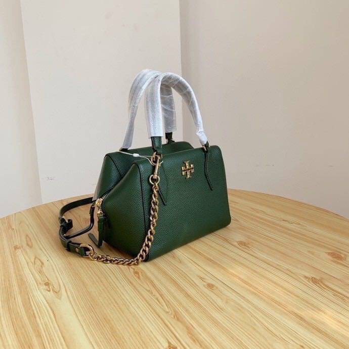 TORY BURCH KIRA PEBBLED SATCHEL BAG รุ่น 74650 กระเป๋าสะพาย Crossbody หนัง togo อะไหล่ทอง ทรงสวยสุดฮิต เป็นรูปทรงใหม่ มาแรงที่สุดในตอนนี้!! สัมผัสนุ่มมือ ตั้งอยู่ทรง ออกแบบเก๋ไก๋ สามารถปรับใช้ได้ 2 แบบ ไม่เหมือนใคร เปิดปิดด้วยซิป ภายในบุผ้าอย่างดี ช่องหลั