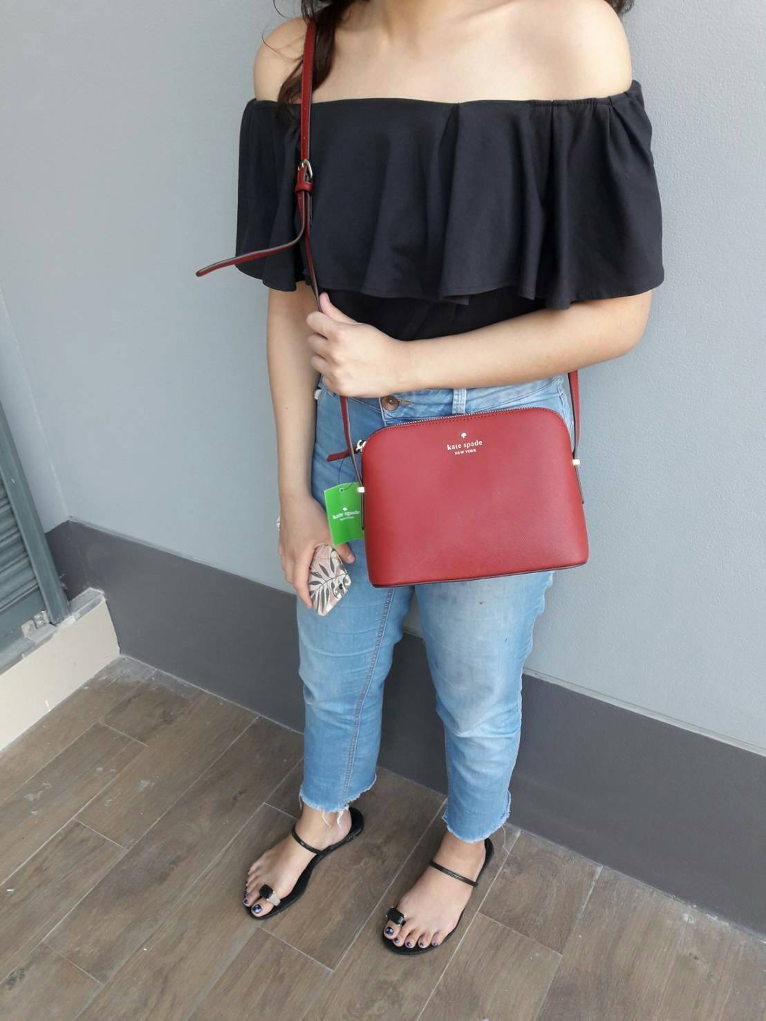 KATE SPADE CEDAR STREET MANDY กระเป๋าสะพาย แบรนด์ดังจากอเมริกา ขนาดกำลังน่ารัก วัสดุหนังลาย saffiano สวยอยู่ทรง ด้านหน้ามี logo brand สีทอง เปิดปิดด้วยซิปภายในโล่ง + ช่องเล็กใส่ของจุกจิก ใส่กระเป๋าสตางค์ใบยาวได้ ผ้าบุลายจุดสีทองดูหรูหรา ใบนี้ mix&match ได