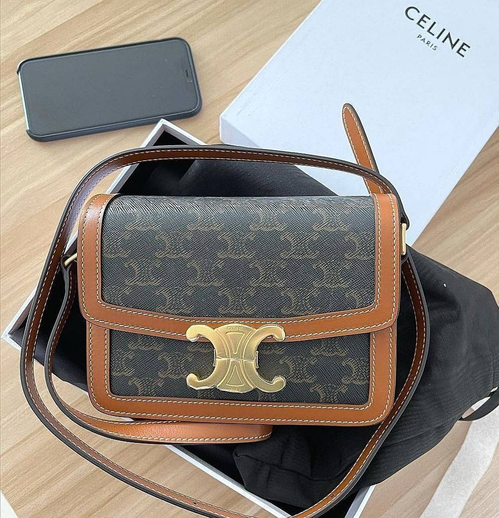 CELINE TRIOMPHE CROSSBODY BAG VIP GIFT WITH PURCHASE-GWP พรีเมี่ยมกิ๊ฟ Limited Edition จาก CELINE PERFUME DUTY FREE COUNTER วัสดุ TRIOMPHE CANVAS & LEATHER