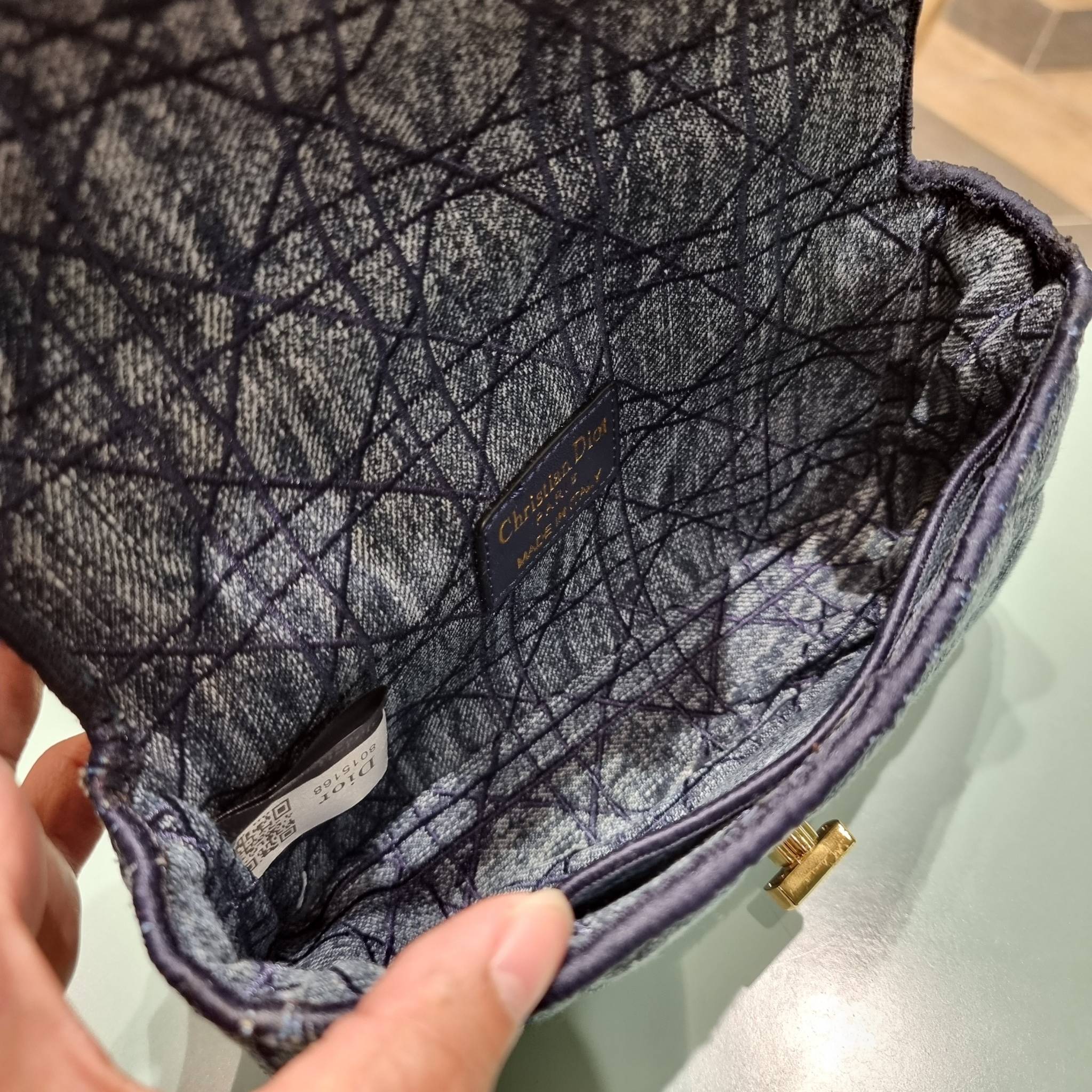 VIP CD SMALL CARO SHOULDER BAG / DIOR CARO / Dior Cruise 2021 Bag กระเป๋าสะพายข้างทรงสวย ดีไซน์ย้อนยุค ที่รอบนี้โดดเด่นเป็นเอกลักษณ์มากๆ ดีไซน์สีเดนิมคลาสสิค เปิด-ปิดด้วยอะไหล่บิดล็อค หรูหรา ใช้งานง่าย วัสดุผ้าเดนิมทนทาน ภายในเป็นช่องโล่ง มีช่องย่อย ด้านห