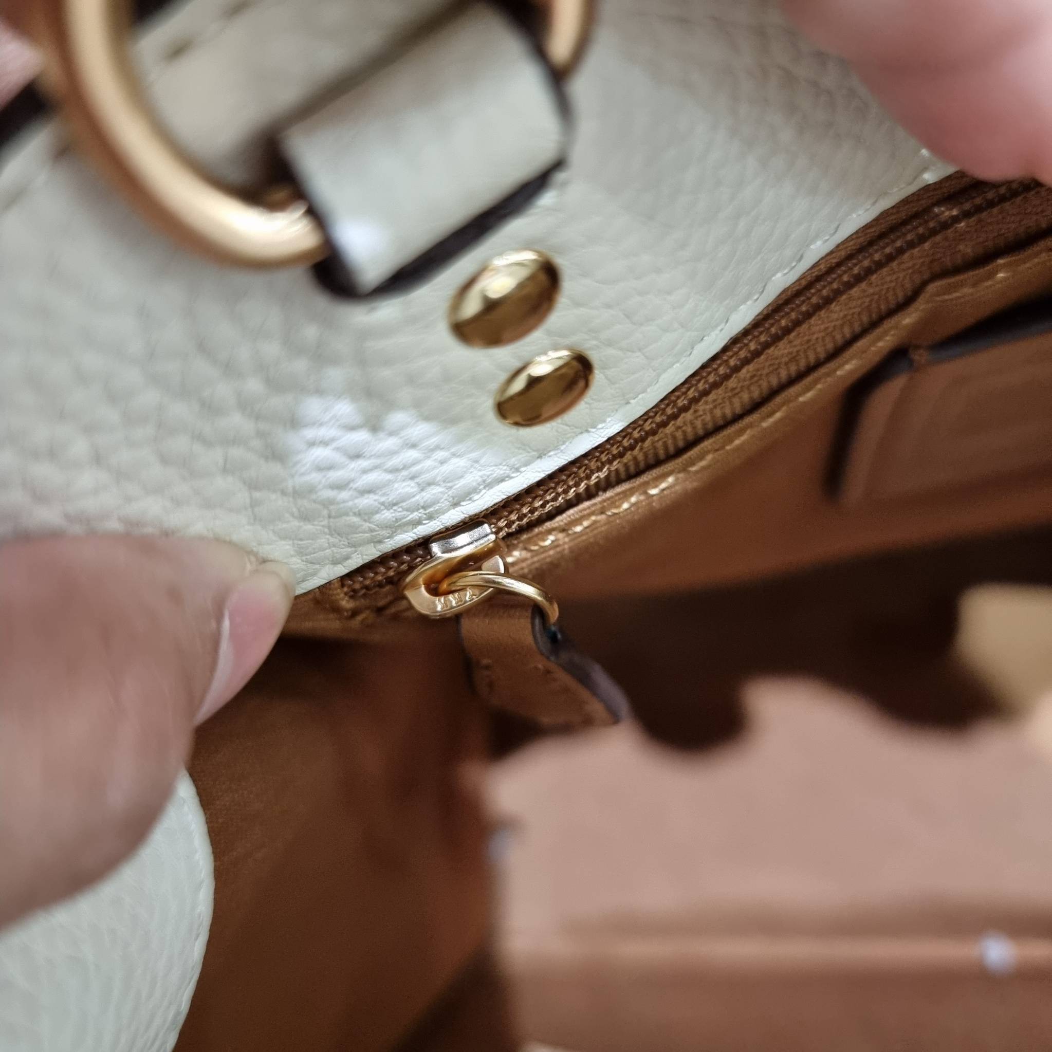 COACH C7001 DEMPSEY TOTE 22 IN SIGNATURE CANVAS WITH TIGER 🐯🐯 คอลเลคชั่นฉลองปีเสือต้องมาจ้า กับรุ่นคลาสสิค กระเป๋าทรงโท้ท ขนาดน่ารักน่าใช้มากๆ ดีไซน์น้องเสือจิ้มลิ้มดึงดูดสายตามากๆ ฟังก์ชั่นการใช้งานสะดวก มีทั้งสายคล้องในตัว และสายครอสบอดี