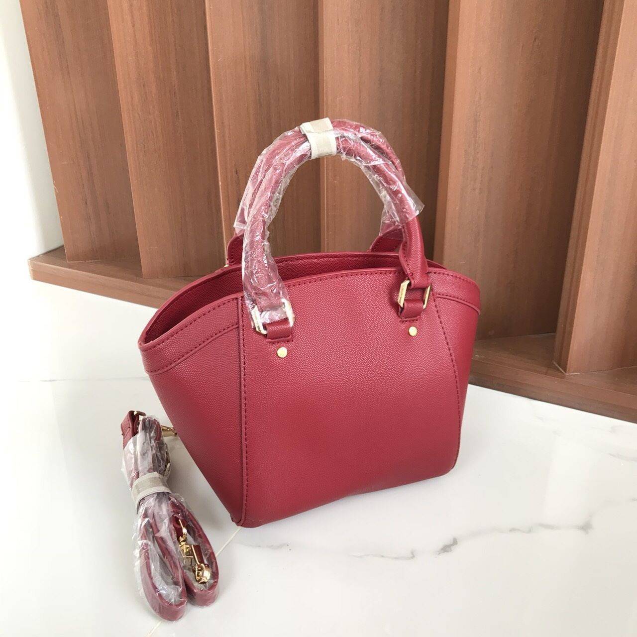 CHARLES & KEITH CITY BAG กระเป๋าถือหรือสะพาย ตั้งอยู่ทรงสวย มีโลหะรองฐาน เปิดปิดด้วยซิปเดียว ภายในมี 2 ช่องเล็กด้านหน้าประดับด้วยกระจกทรงกลม ใช้งานได้จริง ปั้มโลโก้แบรนด์ มาพร้อมสายสะพายยาว ปรับระดับและถอดสายได้ หูพับลงได้ น้ำหนักเบา ต้องมีไว้ครอบครองสักใ