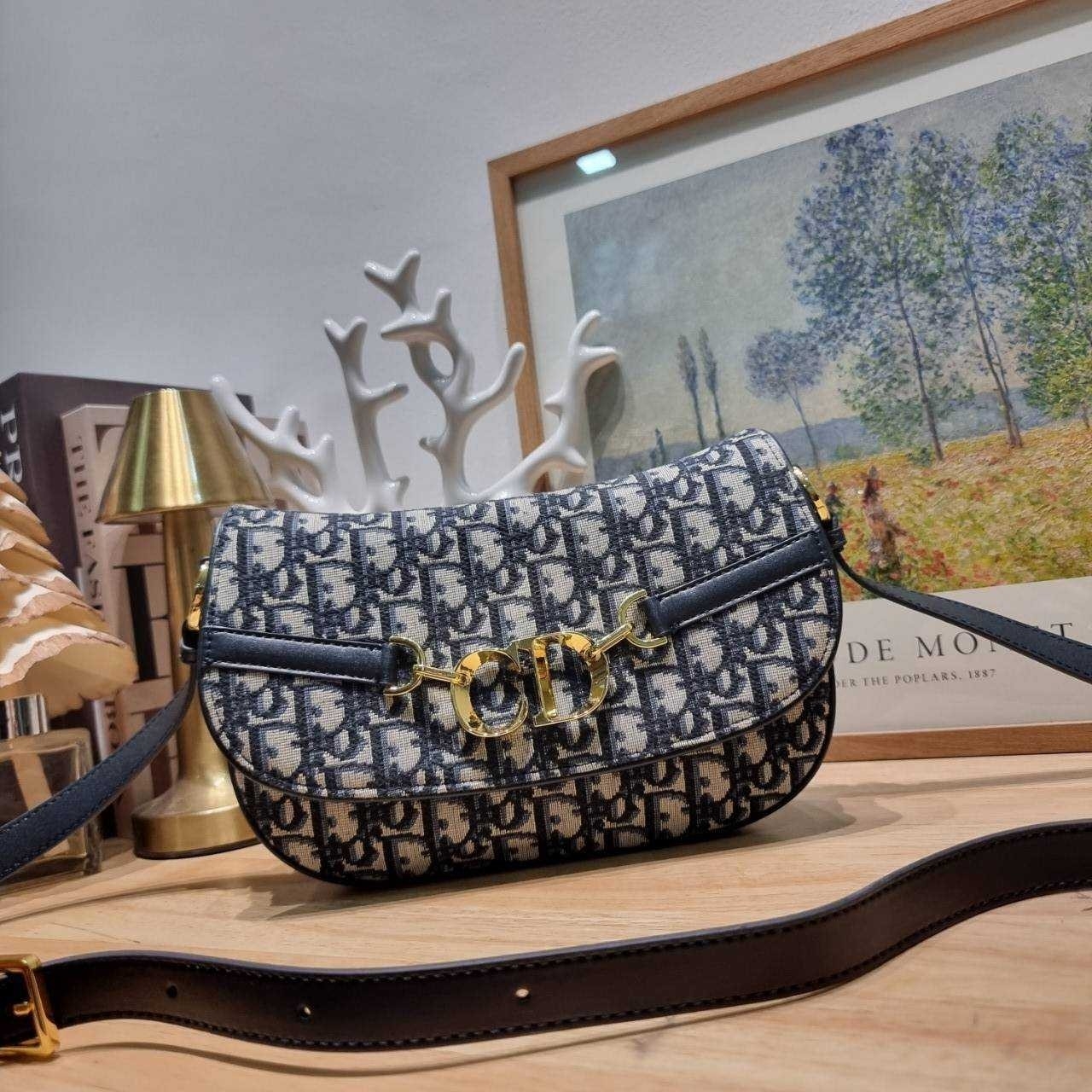 Small CD Besace Bag Blue Dior Oblique กระเป๋าสะพายทรงสวย ดีไซน์โลโก้โดดเด่นและหรูหรา