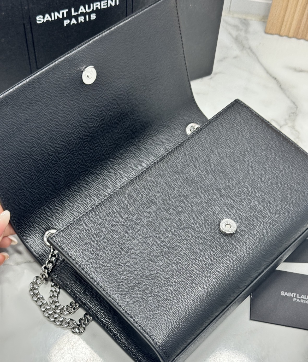 ORI หนังแท้ | YSL KATE MEDIUM BAG / YSL Woc Bag กระเป๋าสะพายทรง woc เรียบหรูดูแพงที่แท้จริง งานหนังเต็มใบโดดเด่นด้วยโลโก้แบรนด์สุดหรู รุ่นฮิตลอดกาลดูดีมีระดับ