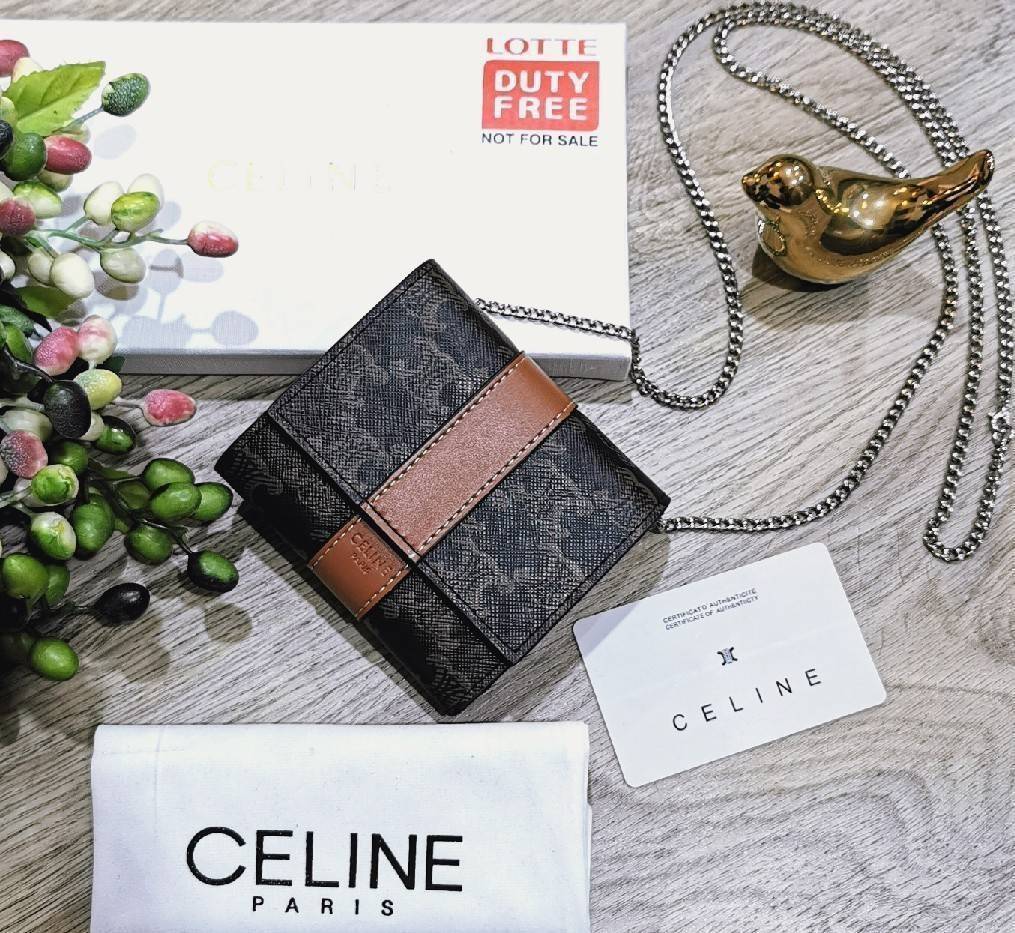 CELINE WALLET BAG WITH CHAIN VIP GIFT WITH PURCHASE (GWP) พรีเมี่ยมกิ๊ฟ Limited จาก CELINE HAUTE PARFUME DUTYFREE COUNTER วัสดุ Triomphe Canvas หนังสวยอยู่ทรงปั้มโลโก้ด้านหน้าเปิดปิดฝาพับกระดุม ภายในมีช่องแบ่งหลายช่อง มีช่องใส่บัตรห