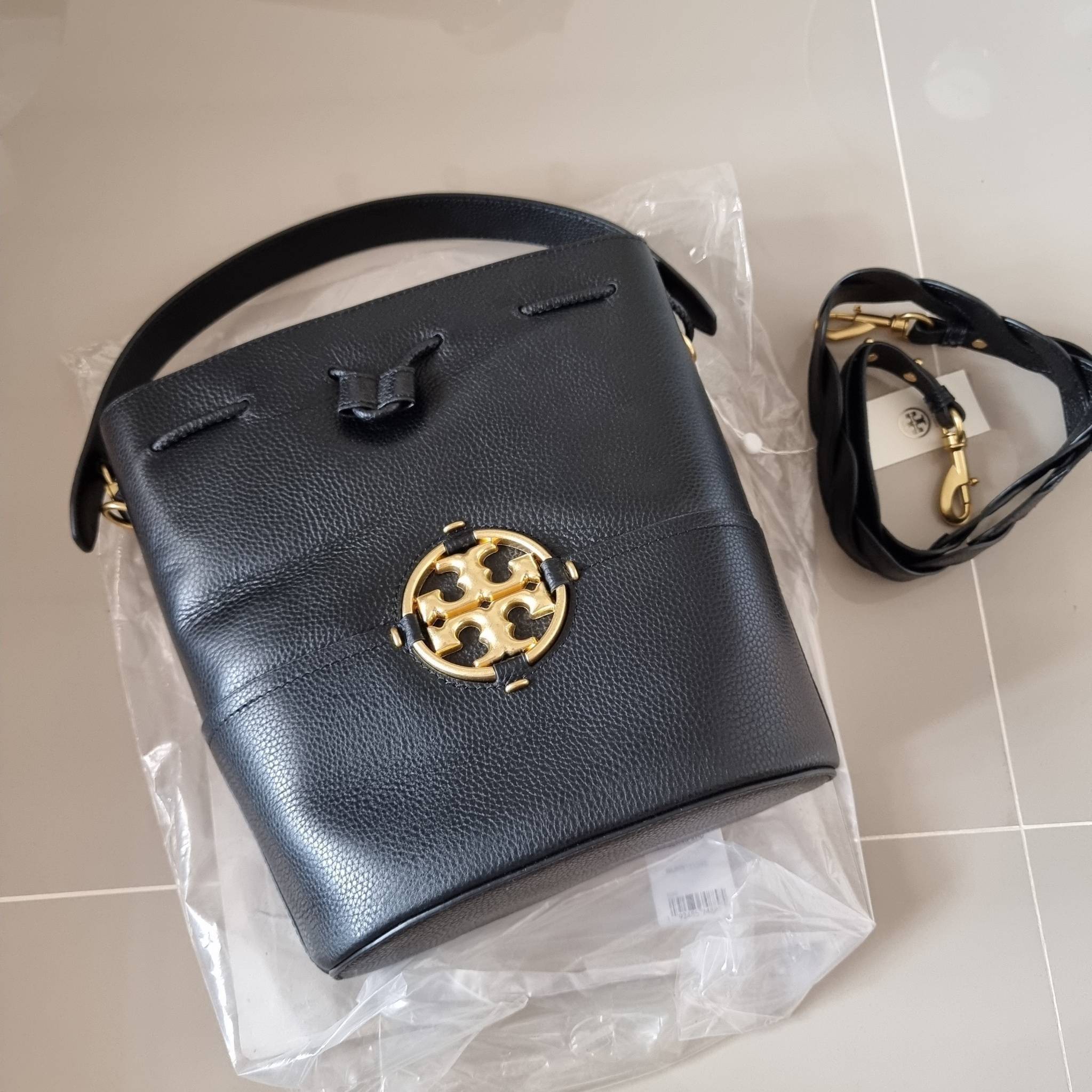 TORY BURCH MILLER BUCKET BAG / Tory Burch Bag รุ่นยอดนิยม สวยหรู ดูผู้ดี กับกระเป๋าสะพายบัคเก็ตใบใหญ่ โดดเด่นด้วยโลโก้สีทอง รูปทรงคลาสสิค ใช้งานง่ายด้วยหนังรูด