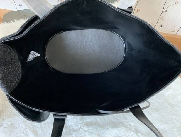 LOEWE Canvas Elephant Bag In Anagram Print คอลเลคชั่นใหม่ล่าสุด ดีไซน์รูปน้องช้าง น่ารักมากมาย งานแบรนด์หรูจาก โลเอเว่ (LOEWE) คงความเอกลักษณ์ด้วยวัสดุ Anagram Canvas Jacquard Fabric ผสมผสานหนังแท้ Calfskin ลงตัวสุดคลาสสิค ด้านในโลงกว้าง จุของได้เยอะเลยค่