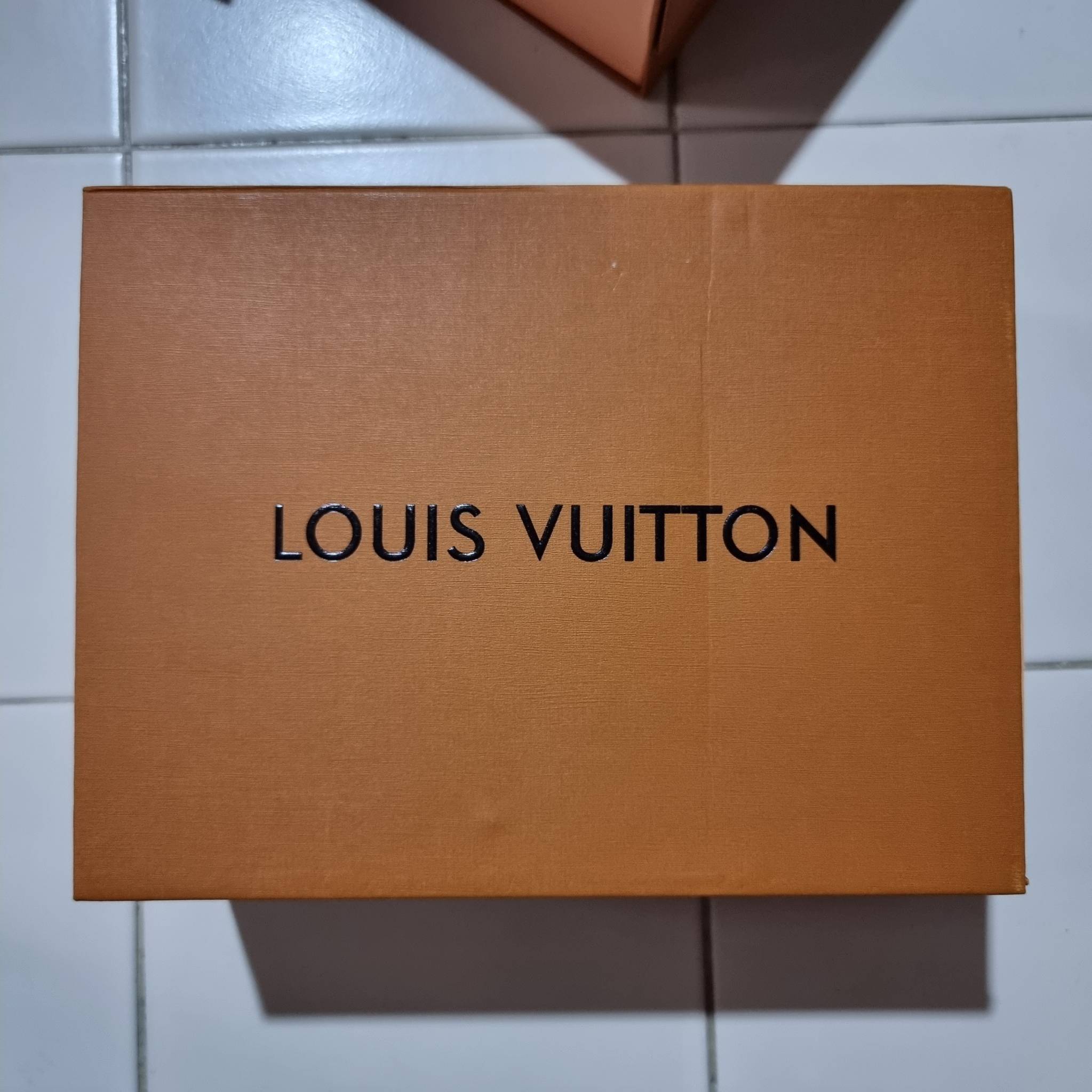 LV new wave pochette multi bag กระเป๋าสะพายมัลติฟังก์ชั่น สุดหรู มาพร้อม box set รับรองว่าดีงาม ลูกเล่นคลาสสิคผสานความวินเทจ มีสายสะพายให้ 2 เส้น และกระเป๋าใบลูก เล็กน่ารัก วัสดุหนังแท้ ภายในเป็นช่องโล่ง แบ่งสัดส่วนมีช่องย่อย ใบนี้ปรับใช้ได้หลายสไตล์ ลุคไ