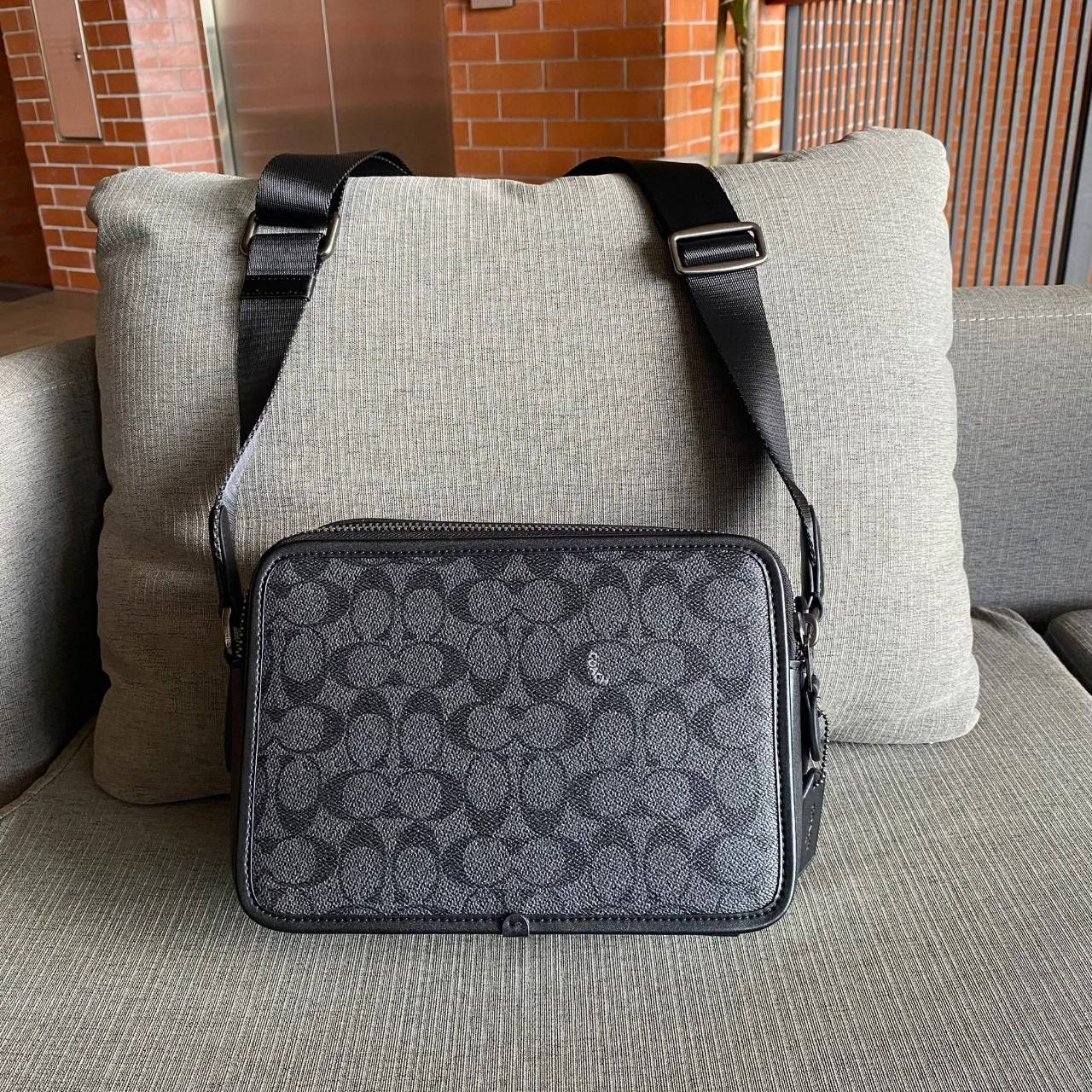 CHARTER CROSSBODY 24 IN SIGNATURE CANVAS (COACH C5341) 😎😎 กระเป๋าสะพายข้าง ไอเท็มยอดฮิตทรงหล่อ เรียบหรู ดูดี เป็นรุ่นที่หนุ่มตามหากันเยอะมาก วัสดุหนังแคนวาสสลับหนังแท้ เปิด-ปิดด้วยซิป 2 ช่อง มีช่องแยกใส่ของเป็นสัดส่วน สะพายไปเที่ยวหรือทำงา