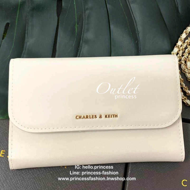 CHARLES & KEITH BAG กลับมาอีกครั้ง รุ่นขายดีค่ะ...กระเป๋าสตางค์มีสายสำหรับสะพายข้างหรือแบบครอสบอดี้ร์ได้ค่ะ วัสดุหนังเรียบ ด้านหน้ามีอะไหล่โลโก้แบรนด์ เปิดปิดกระเป๋าแบบกระดุมแม่เหล็ก ภายในมีช่องใส่ธนบัตร สามารถใส่แบงค์พันได้ค่ะ มีช่องใส่บัตรต่างๆ ช่องซิปส