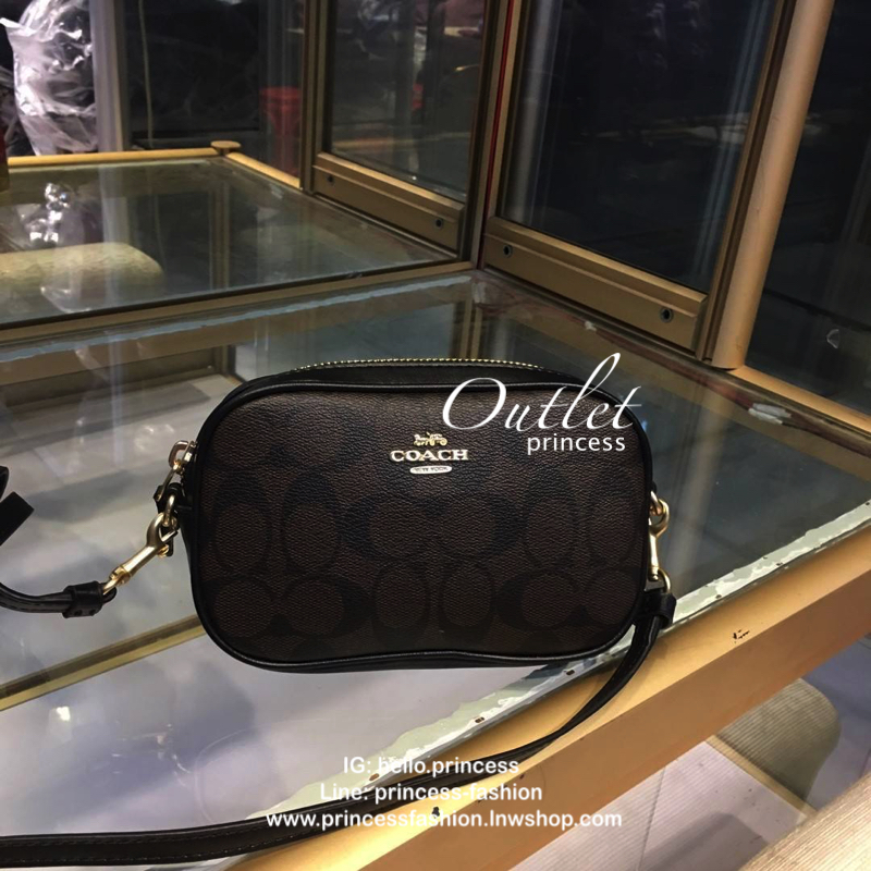 Coach IVIE Convertible belt bag Detail : กระเป๋าcross body แบรนด์coach ภายในกว้าง มีช่องเล็กด้านใน ภายนอกเก๋ สายสะพาย2 สาย สามารถคาดอก เอก หรือมีอีกสายสะพายเป็น cross body ปรับระดับได้ทั้ง2 สาย ไปงานต่างๆได้สบาย สามารถใช้ได้ในชีวิตประจำวัน และยังสามารถถือ