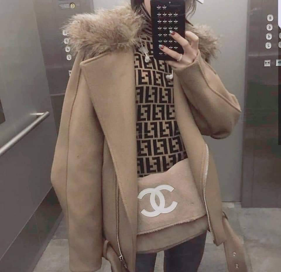 Chanel Beaute Crossbody Bag กระเป๋าสะพาย VIP. GIFT ของแท้ จาก Chanel Cosmetic วัสดุขนวูฟสีดำหนานุ่ม ตัดโลโก้แบรนด์หนังแก้วสวยโดดเด่น น้ำหนักเบา เปิดปิดด้วยฝาปิดกระดุมแม่เหล็ก ใบใหญ่กำลังดี ใส่ iPad, กระเป๋าสตางค์ใบยาว, และของจุกจิกได้เยอะ มาพร้อมสายยาวเลื
