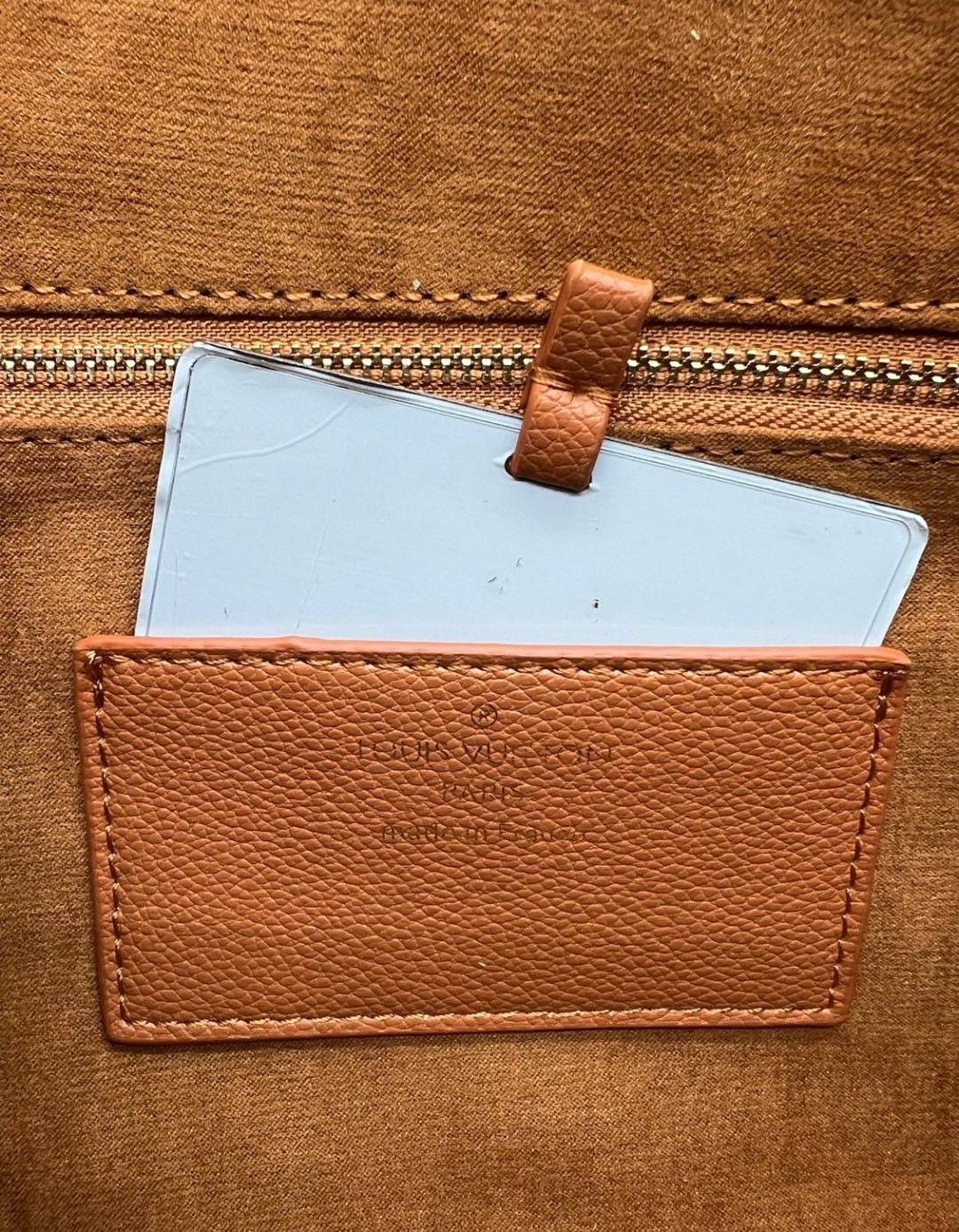 LV Twist Bag 27cm กระเป๋าสะพายดีไซส์เรียบหรูดูแพง ต้องยกให้รุ่นนี้ โลโก้อะไหล่สีทองหรูหราโดดเด่น ที่สุดของความสวยคลาสสิคย้อนยุค ภายในเป็นช่องโล่ง ควรมีติดตู้ไว้ซักใบค่ะ