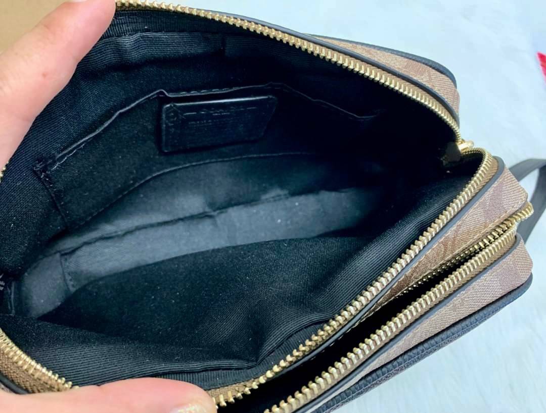 ใครที่รออยู่ห้ามพลาดเลยจร้าา! COACH JES CROSSBODY IN BLOCKED SIGNATURE CANVAS ((1767)) พร้อมส่งอีกครั้ง สินค้าขายดี กระเป๋าสะพายครอสบอดี้ร์หรือสะพายข้างได้ หนังแท้อย่างดีค่ะ 🔺สีหนังของรุ่นนี้ผสมกันได้ลงตัวดูดีมากๆทีเดียวค่ะ กระเป๋าแบบ2ช่องซิป ภายใ