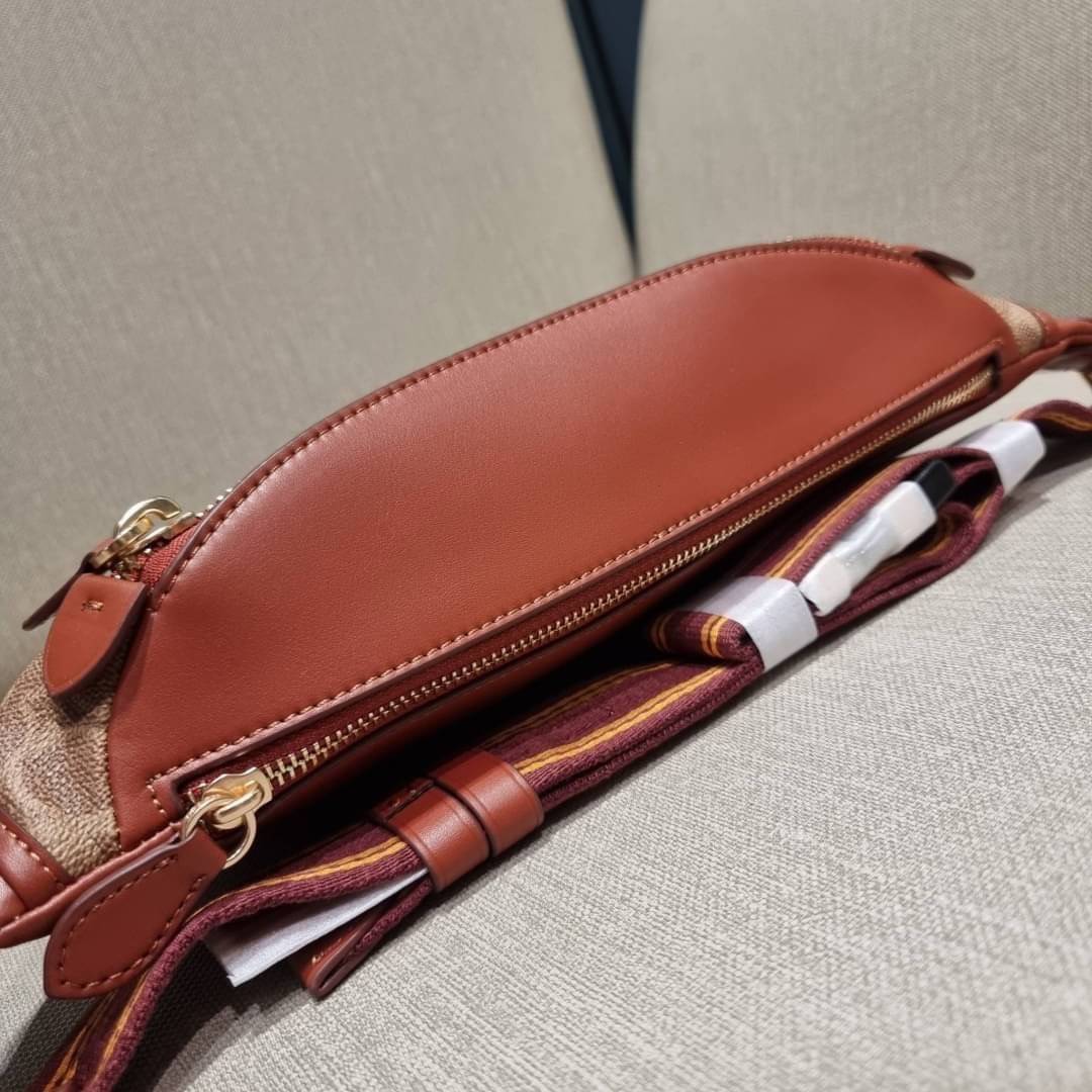 COACH C6678 LEAGUE BELT BAG IN SIGNATURE CANVAS WITH VARSITY PATCHES กระเป๋าคาดอกไซส์ใหญ่ คอลเลคชั่นที่ฮอตไม่เลิก กับดีไซน์สกีเรทโทร วินเทจ ขนาดสะพายกำลังเท่ คูลๆ ใช้งานง่าย ได้ทั้งหนุ่มๆและสาวๆ โดดเด่นด้วยแพทช์ที่สวยไม่ซ้ำใคร วัสดุหนังแคนวาสเคลือบลายสลับ