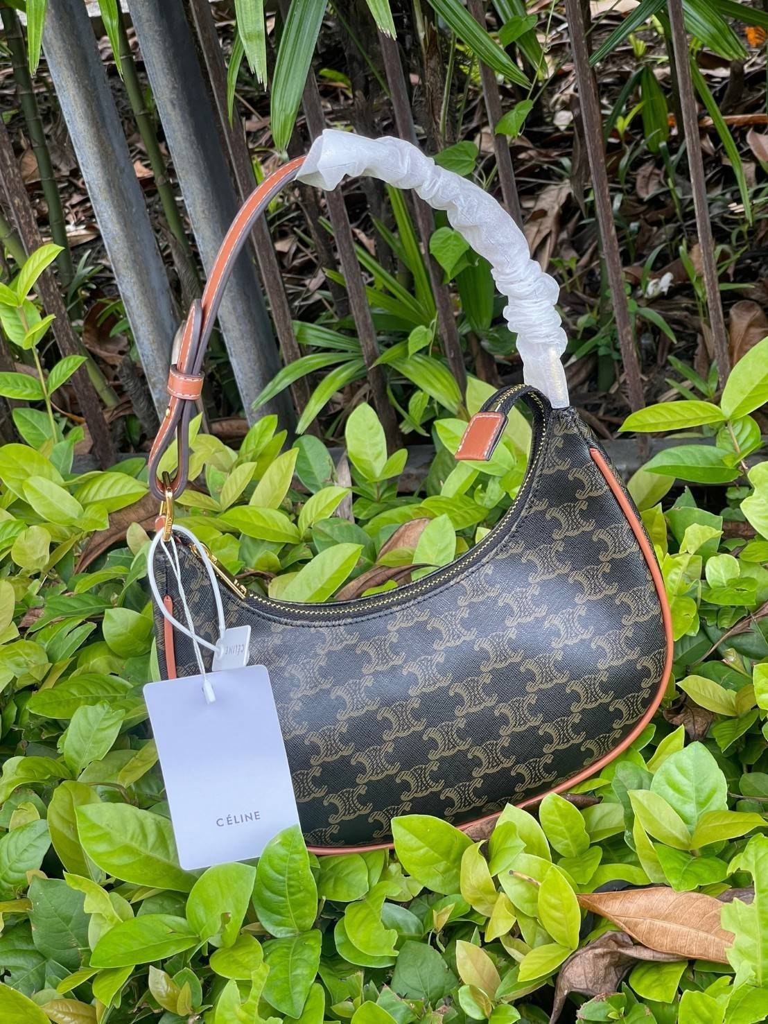 CELINE Vintage Classic Ava bag 1 ใน คอลเลคชั่น “Triomphe Canvas” มาพร้อมสายสะพายไหล่ที่ปรับความยาวได้ และเนื่องจากช่วงล่างของกระเป๋ามีขนาดใหญ่กว่าช่วงบน จึงทำให้ไม่เสียทรงเมื่อเราใส่สิ่งของอย่างกระเป๋าสตางค์หรือโทรศัพท์มือถือ หากดูภาพรวมแล้ว รุ่นนี้ออกแนว