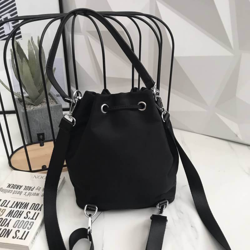 Parfois Bucket backpack กระเป๋าเป้ ถอดสายได้ มีสายสั้นให้สามารถถือ หรือสะพายข้างก้อได้ค่า ดีไซน์เกร๋มาก สีดำสวยมาก chic สุดๆ รุ่นนี้ รูปแบบน่ารัก แอบเก๋ด้วยดีไซด์ของตัวกระเป๋า ด้านหน้ามีช่องเก็บของ และที่มัดสายกระเป๋า ภายในมีช่องเก็บของจุกจิกได้ ใบจริงสวย