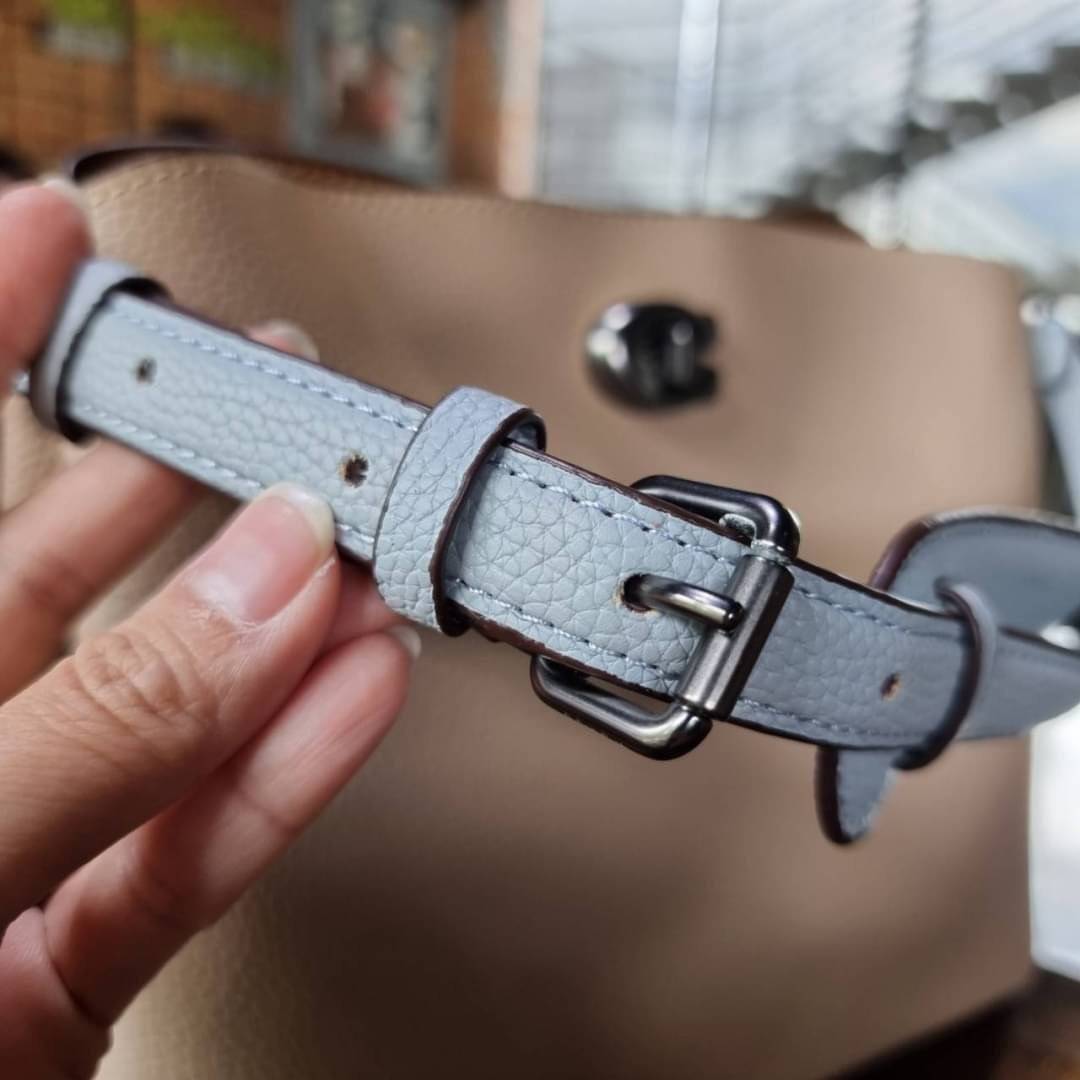 COACH WILLOW SHOULDER BAG ((C2745//C2590//C2621)) พร้อมส่งที่ไทย รุ่นแนะนำค่ะ🔥🔥 🔺กระเป๋าหิ้ว//คล้องไหล่//สะพายข้าง สุดคุ้ม! หนังแท้ชั้นดี ได้ไปหลงรักแน่นอนค่ะ หนังสวยมากๆ😘 🔺ตัวกระเป๋าแบ่งเป็นสองช่องหลัก ด้านนึงเป็นแ