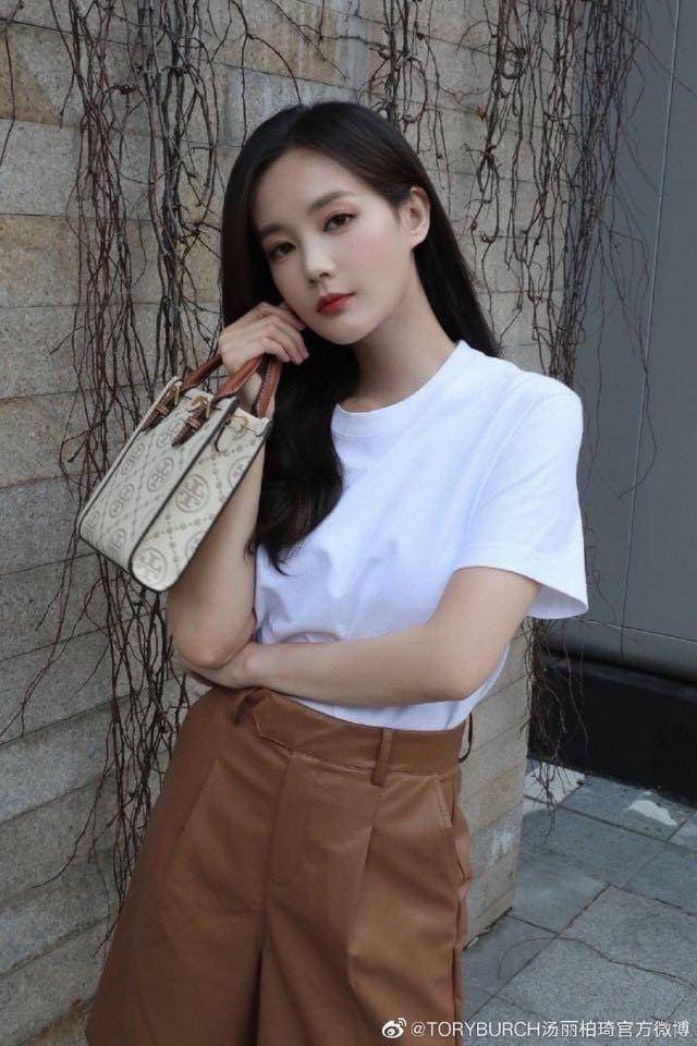 TORY BURCH T MONOGRAM EMBOSSED MINI TOTE สุดหรูกับกระเป๋าสะพายทรงโท้ท ไซส์มินิ ที่สร้างความหรูหราให้ตัวกระเป๋าด้วยดีเทลลายนูน แต่งแต้มลวดลายเอกลักษณ์ สีลูกคุณมากๆ!! วัสดุหนังแท้ ผิวสัมผัสดี ปากกระเป๋ามีแถบแม่เหล็กกันของหล่นได้ ภายในโล่ง ใส่ของจำเป็นได้ โท