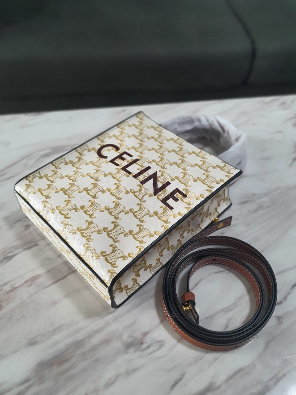 พรีเมี่ยมกิ๊ฟแท้ 100% 】CELINE HAND CARRY AND CROSSBODY BAG VIP GIFT WITH PURCHASE (GWP) พรีเมี่ยมกิ๊ฟ Limited จาก CELINE HAUTE PARFUME DUTYFREE COUNTER วัสดุ COATED CANVAS ดีไซน์ทรงเหลี่ยมสวยหรูสุดคลาสสิคในสไตล์สาว Lisa หนังสวยอยู่ทรงกันน้ำ