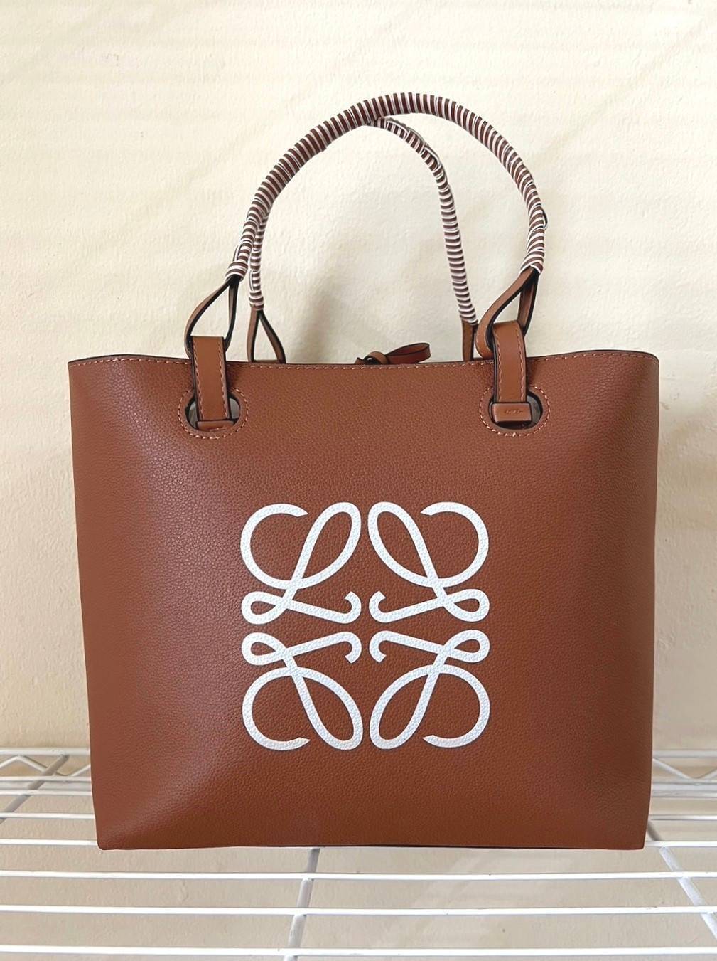 LOEWE TOTE BAG / Loewe Anagram printed leather tote bag / LOEWE HANDLE & SHOULDER BAG รุ่น Rare items กระเป๋าทรงโท้ทหนังนิ่มเทคเจอร์สวยดีไซน์สุดหรูคงเอกลักษณ์แบรนด์