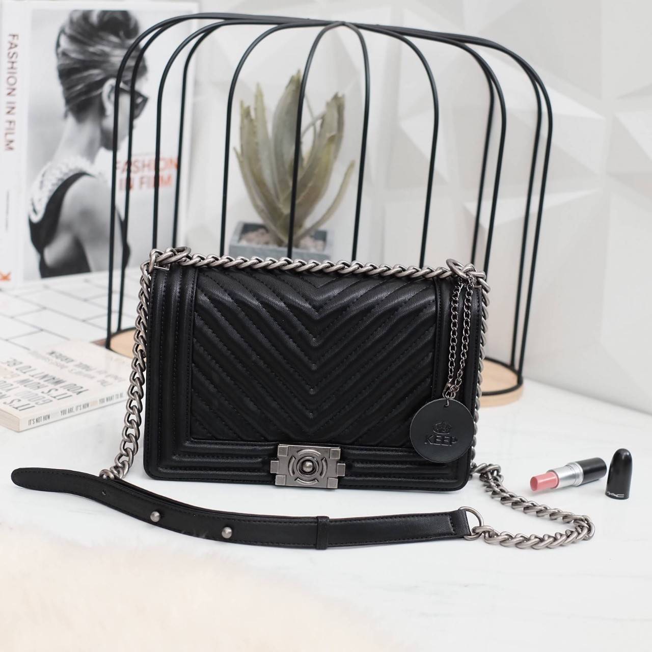 Keep chain large shoulder bag กระเป๋าทรงยอดฮิตคะ รุ่นนี้รับประกันความสวย คอลเลคชั่นใหม่ตัวกระเป๋าทำมาจากหนัง Microfiber เนื้อดี สวย ทน ขึ้นกว่าเดิมเยอะ !! ขนาดกะทัดรัด ภายในสีแดง มีช่องใส่ของจุกจิก สายโซ่ปรับได้ 2 แบบทั้งสายสั้น สายยาว สะพายพาดลำตัวได้คะ 