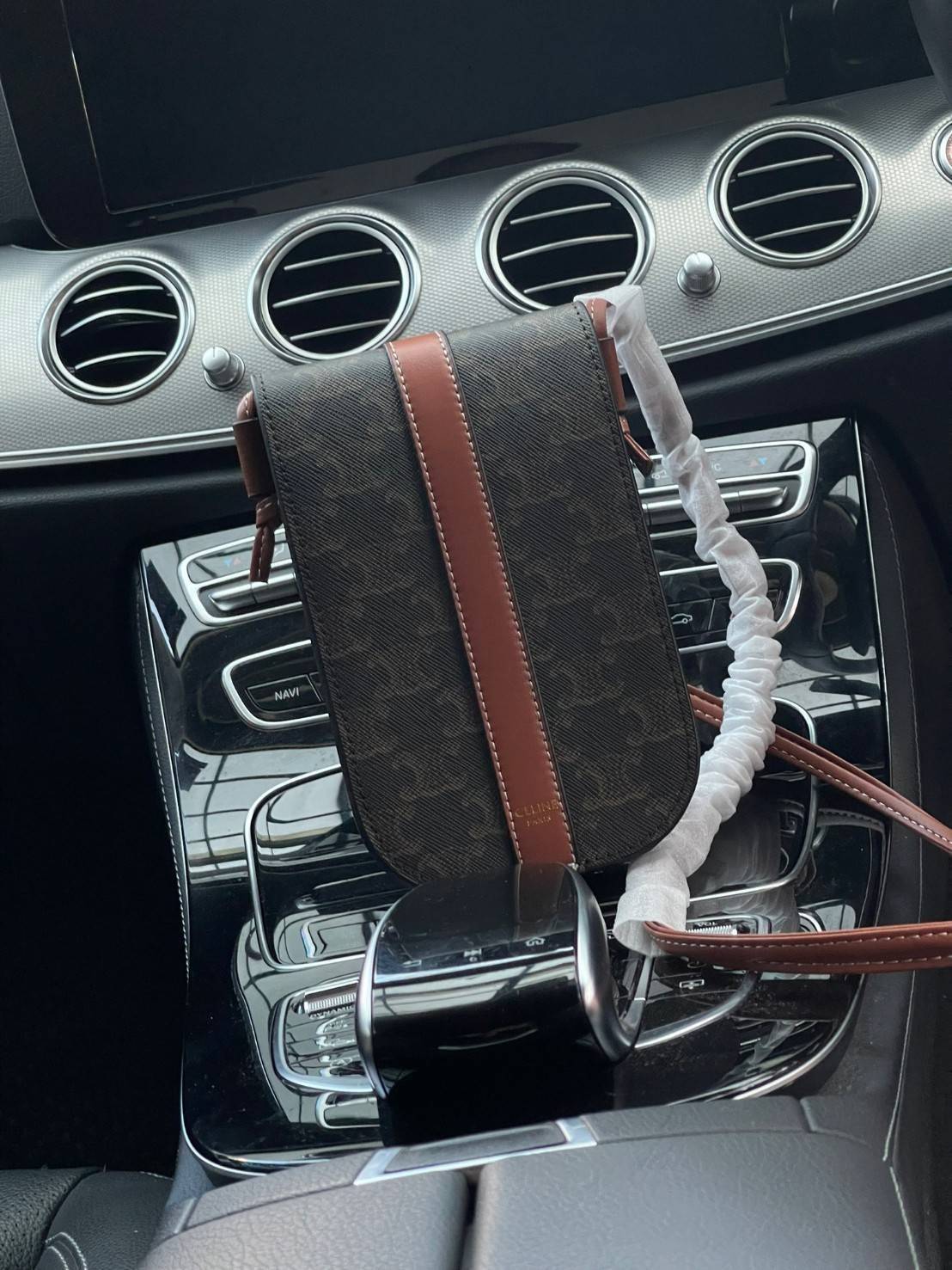 Celine Phone Pouch in Triomphe Canvas กระเป๋าใส่โทรศัพท์รุ่นนี้ มีดีไซน์ดูเรียบง่าย แต่ดูหรูหราด้วยลวดลาย Triompe ที่แสดงถึงความเป็นเอกลักษณ์ของ celine ช่องหลักที่มีความกว้าง สามารถใส่โทรศัพท์มือถือ ธนบัตร บัตรต่าง ๆ และของจุกจิกชิ้นเล็ก ๆ ได้แบบจุใจ หรือ