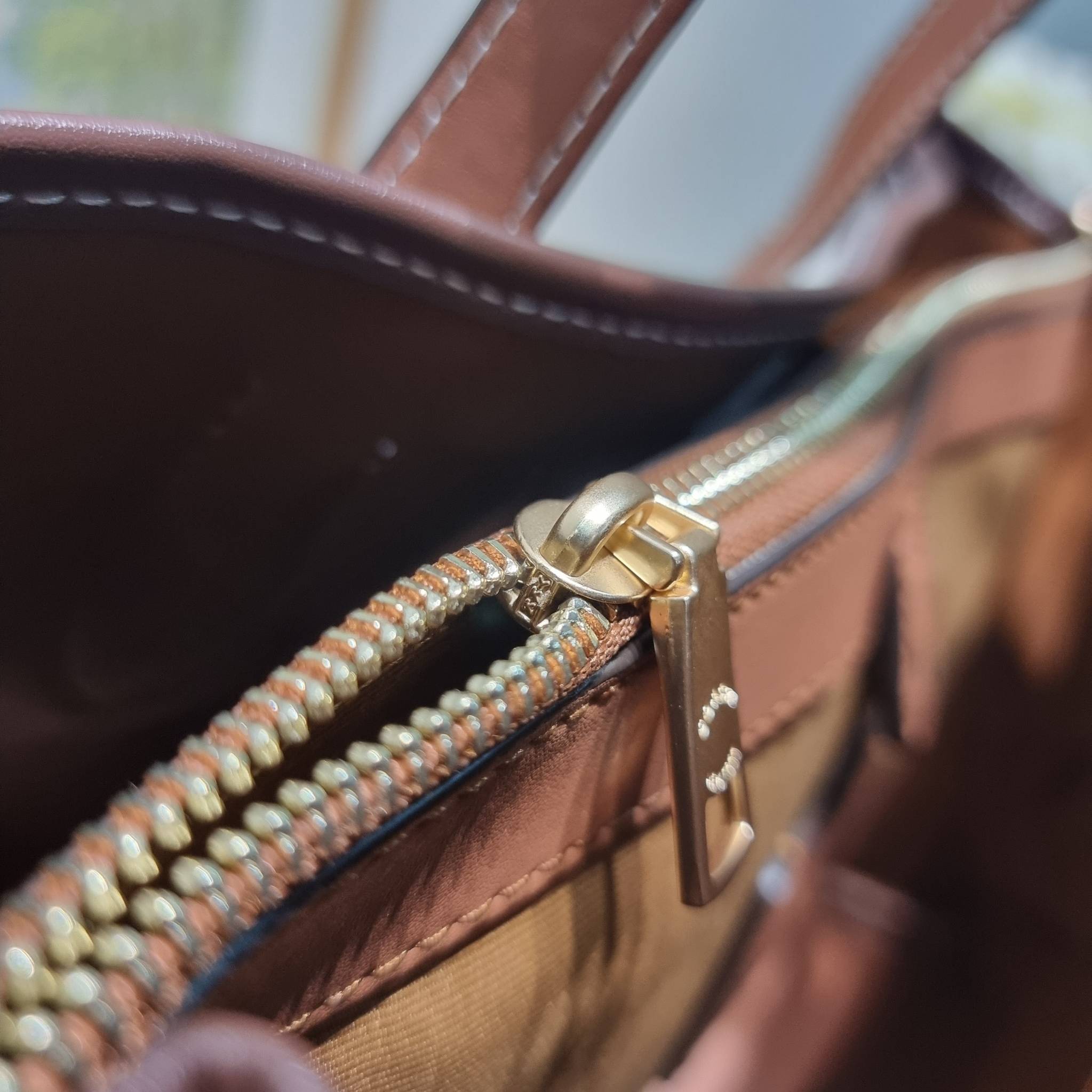 COACH CH189 HANNA CARRYALL น้องใหม่ เรียบหรู ดูแพง กับกระเป๋าถือ/สะพายทรงสวย โทนสีคลาสสิค ดีไซน์ตกแต่งสายคาดจับจีบข้างกระเป๋าเพิ่มดีเทล มาพร้อมหูจับในตัว