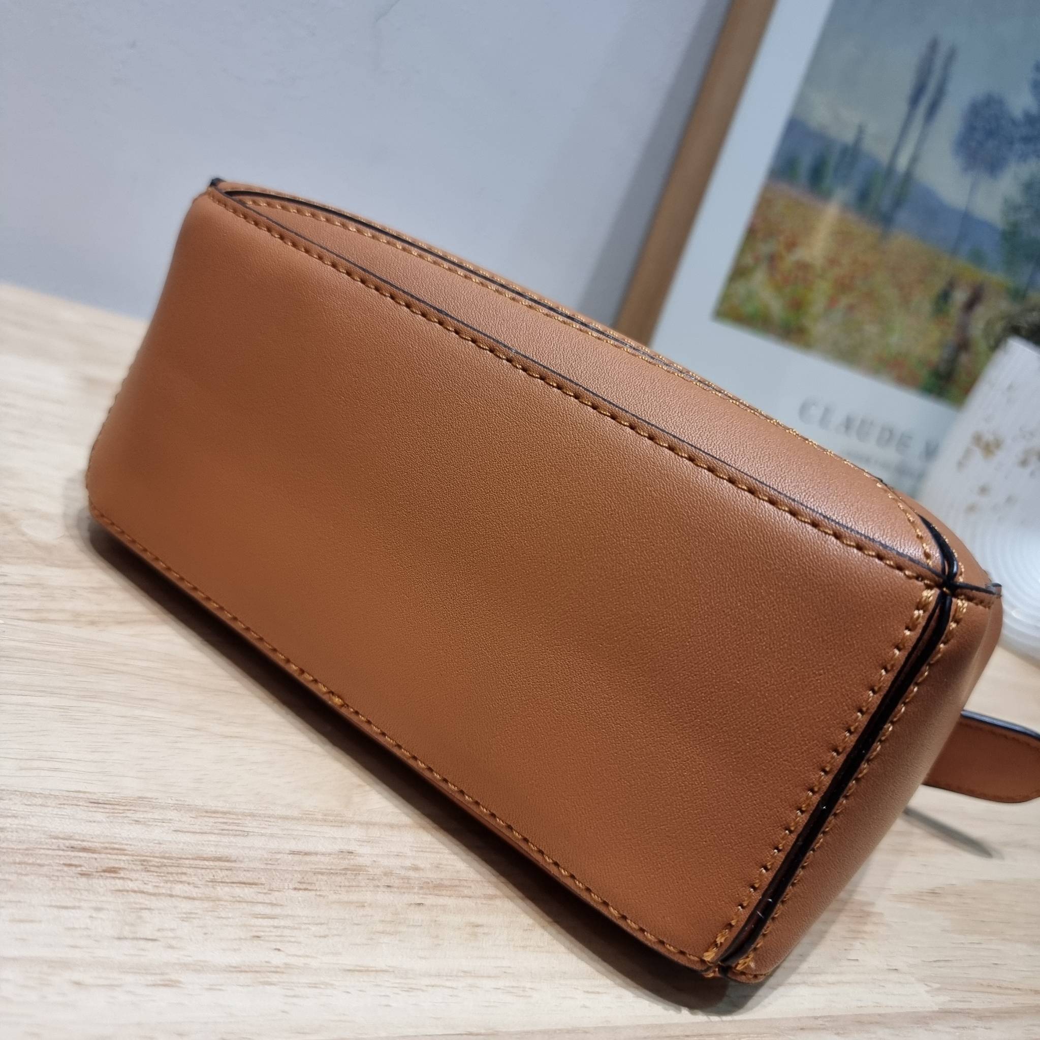 LOEWE MINI PUZZLE BAG IN CLASSIC สุดยอดแบรนด์ที่ดีไซน์เป็นเอกลักษณ์ โดดเด่น สวยหรู กับกระเป๋าสะพายข้างทรงกล่อง ไซส์มินิ สไตล์พัซเซิล