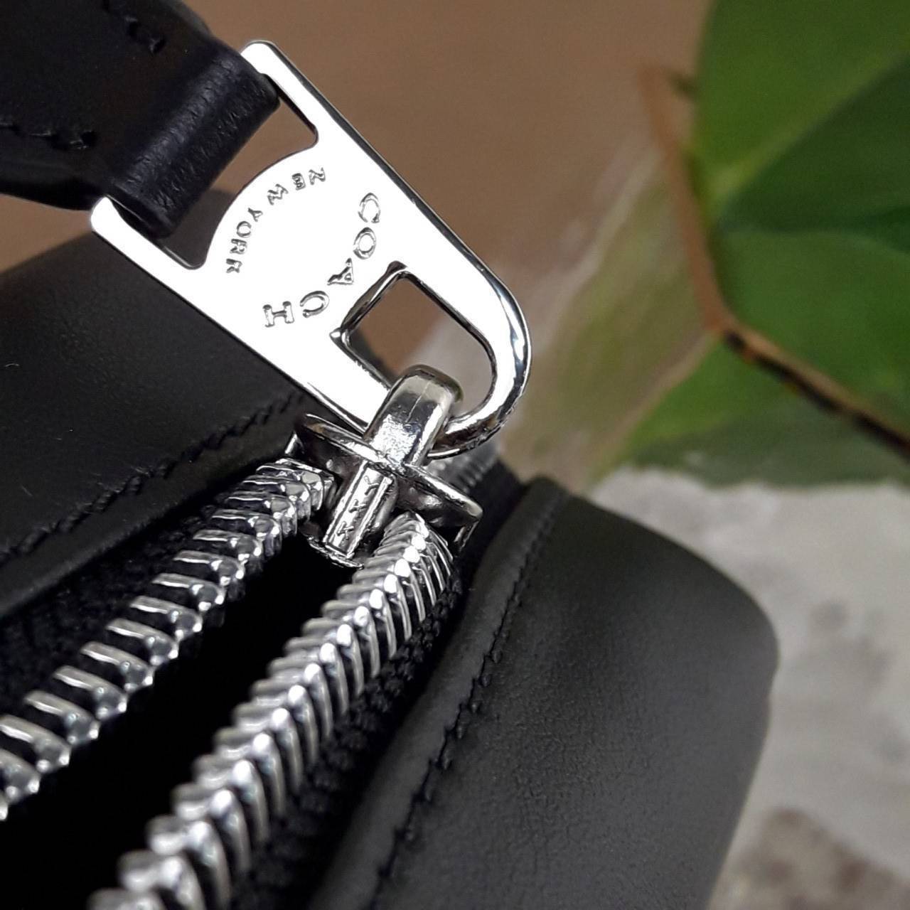 อมตะ ฆ่าไม่ตายจริงๆ กับรุ่นนี้!!😎//>>COACH CHARLES FLIGHT BAG(F54788)🍁สะพายข้าง ทรงสวย เป็นอีกรุ่น ที่ฮิตตลอดกาลไปเรียบร้อยแล้ว//วัสดุหนังแคนวาส สลับหนังแท้อย่างดี // ใช้ได้ทั้งชายและหญิง Unisexสุดๆ ใช้งานง่าย ทรงกล่อง จะสะพายเที่ยว 